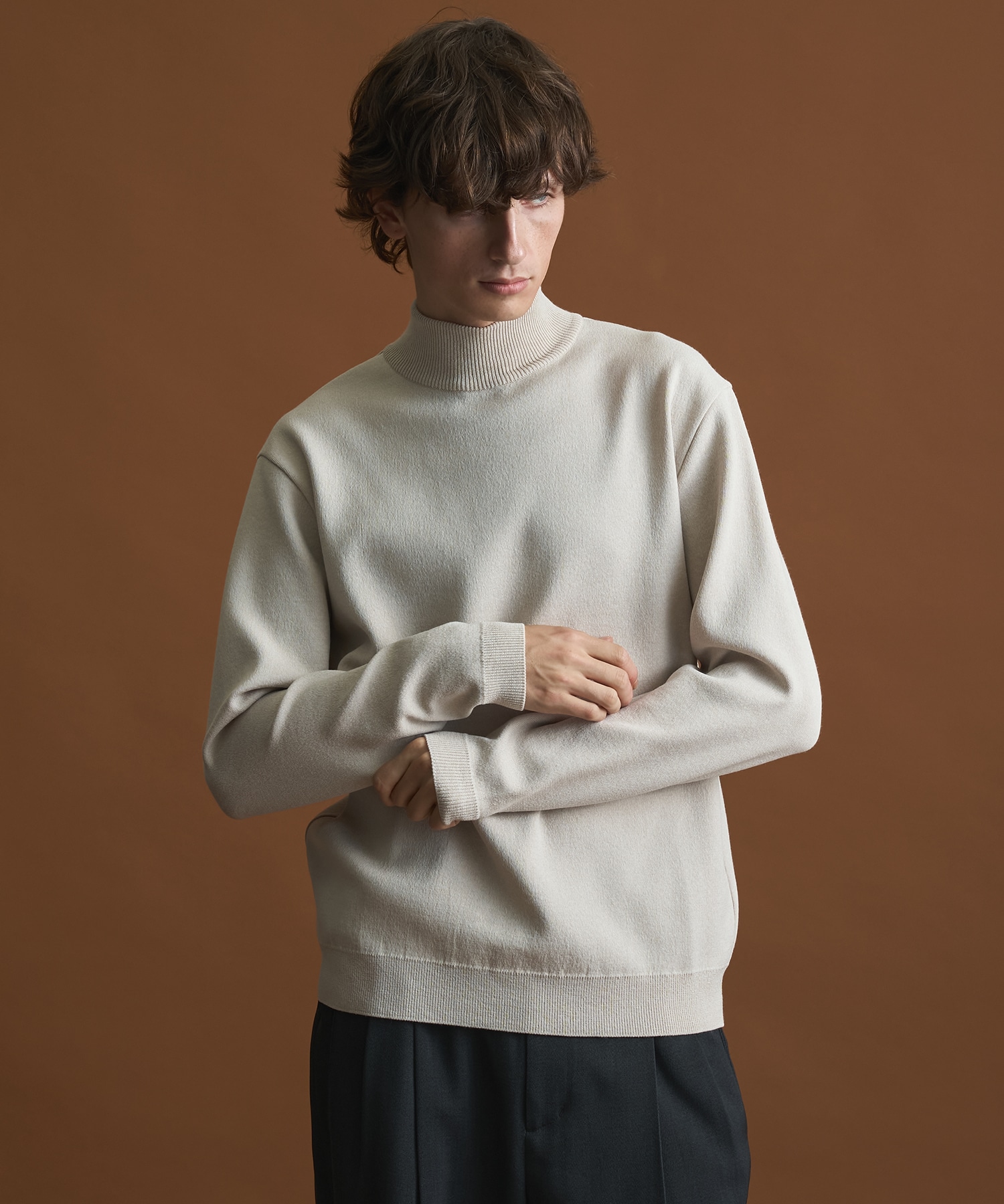 〔一部店舗限定〕バウンドウールライトハイネックニット