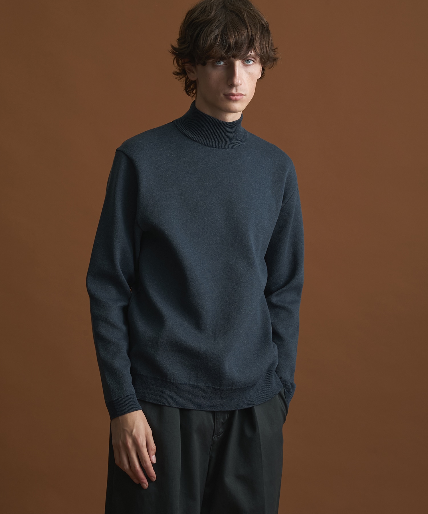 〔一部店舗限定〕バウンドウールライトハイネックニット