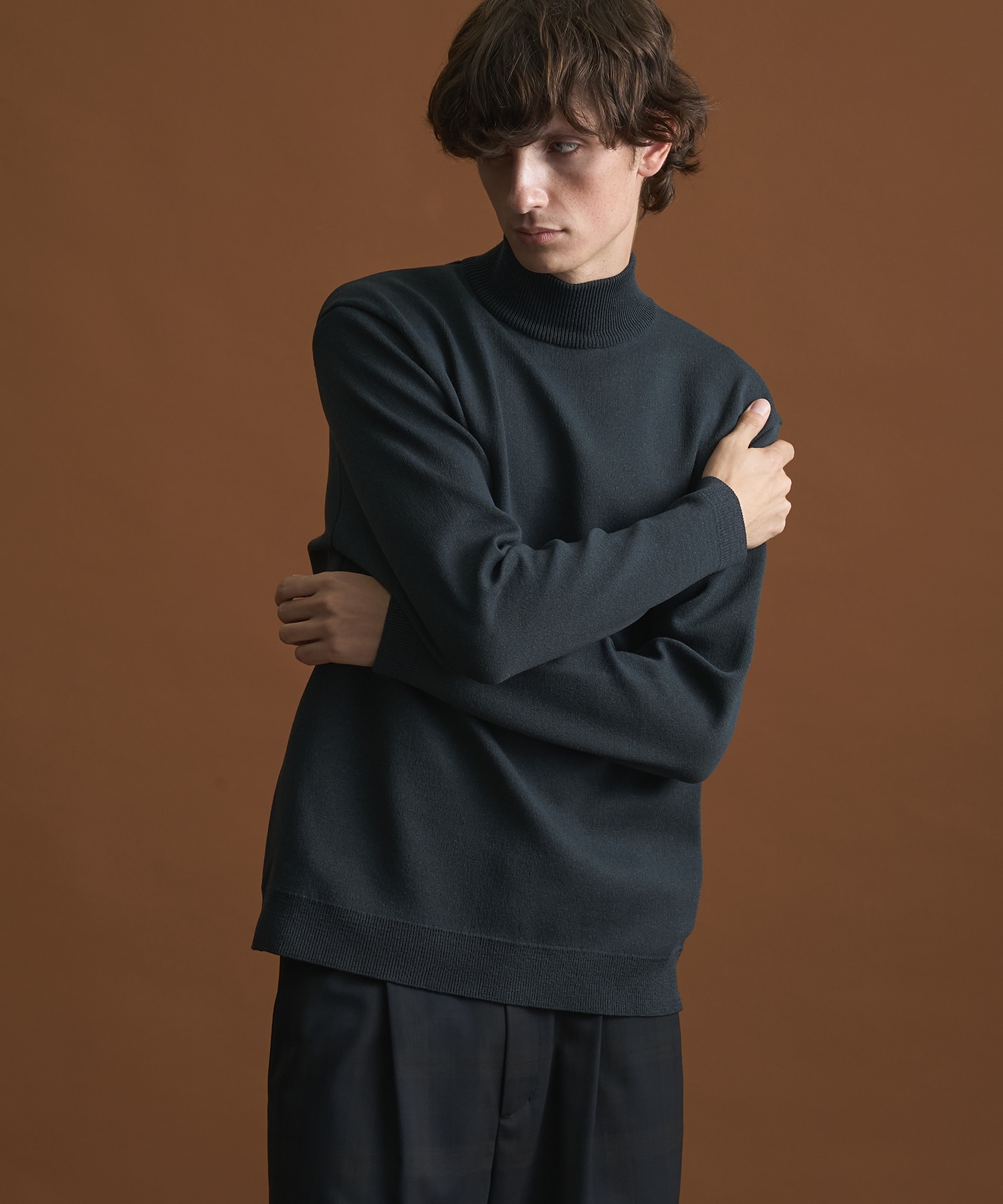 〔一部店舗限定〕バウンドウールライトハイネックニット