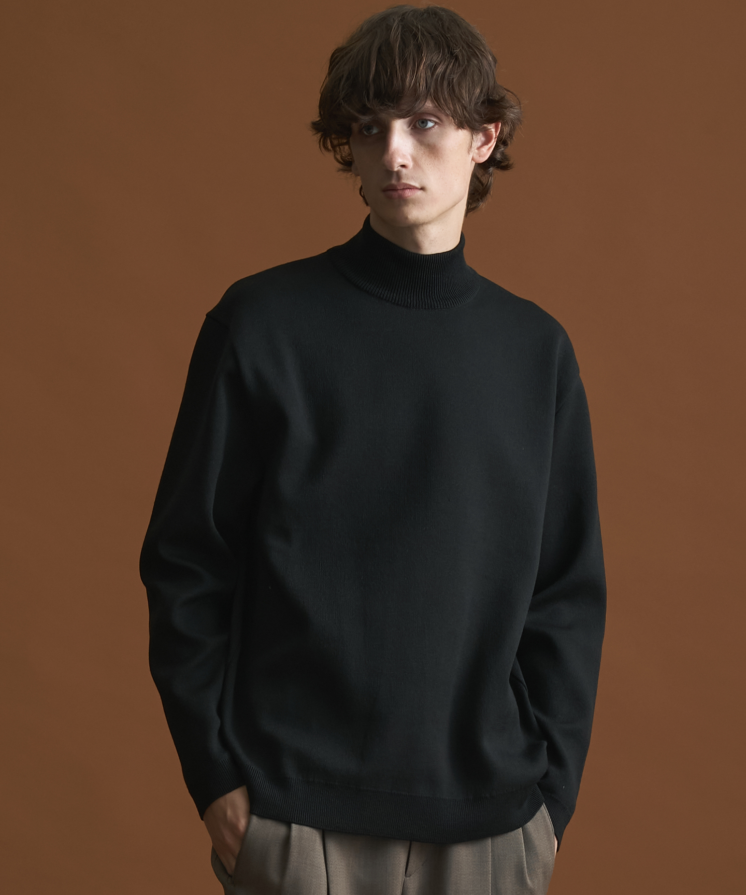 〔一部店舗限定〕バウンドウールライトハイネックニット