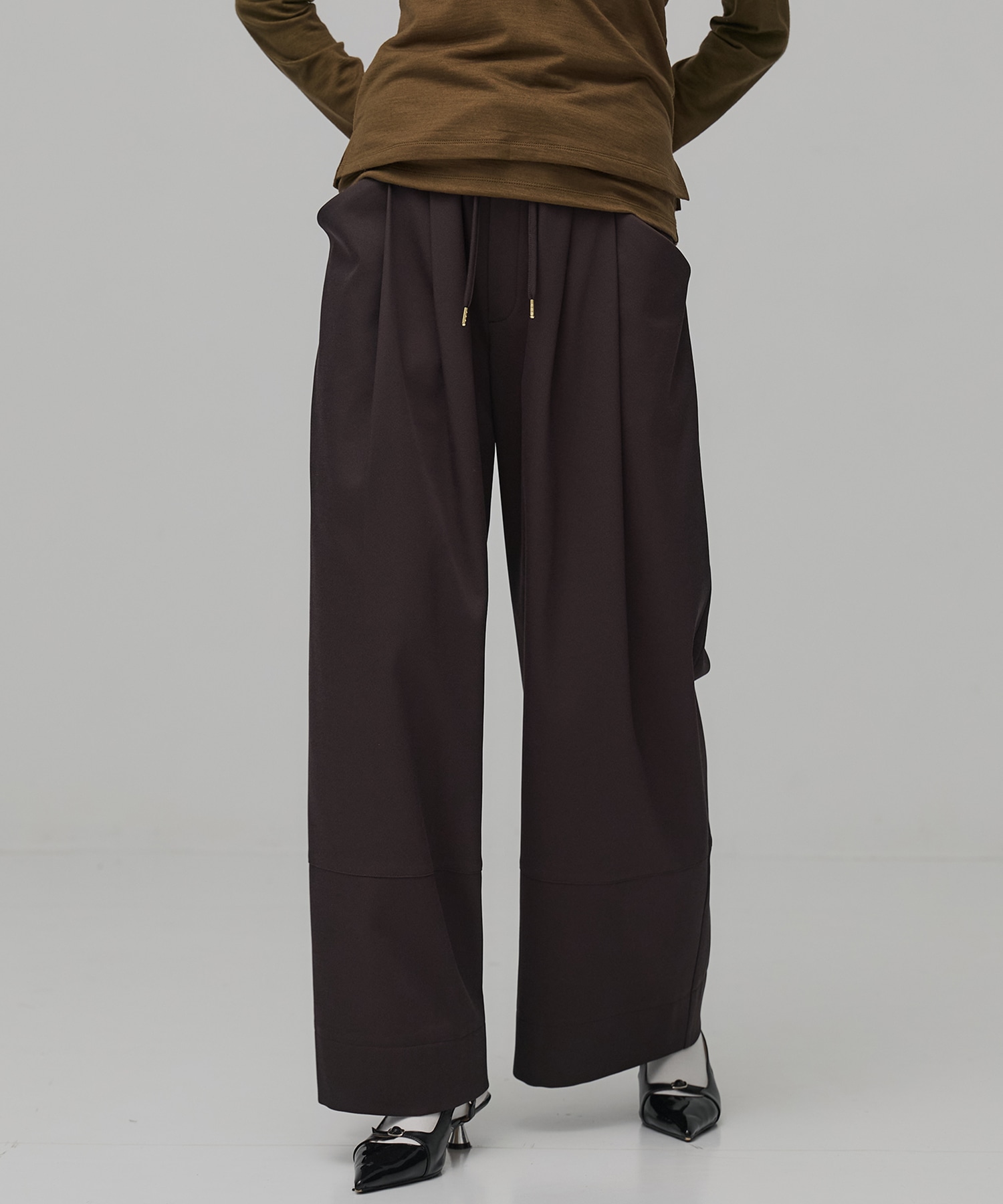 サテンタックイージーパンツ