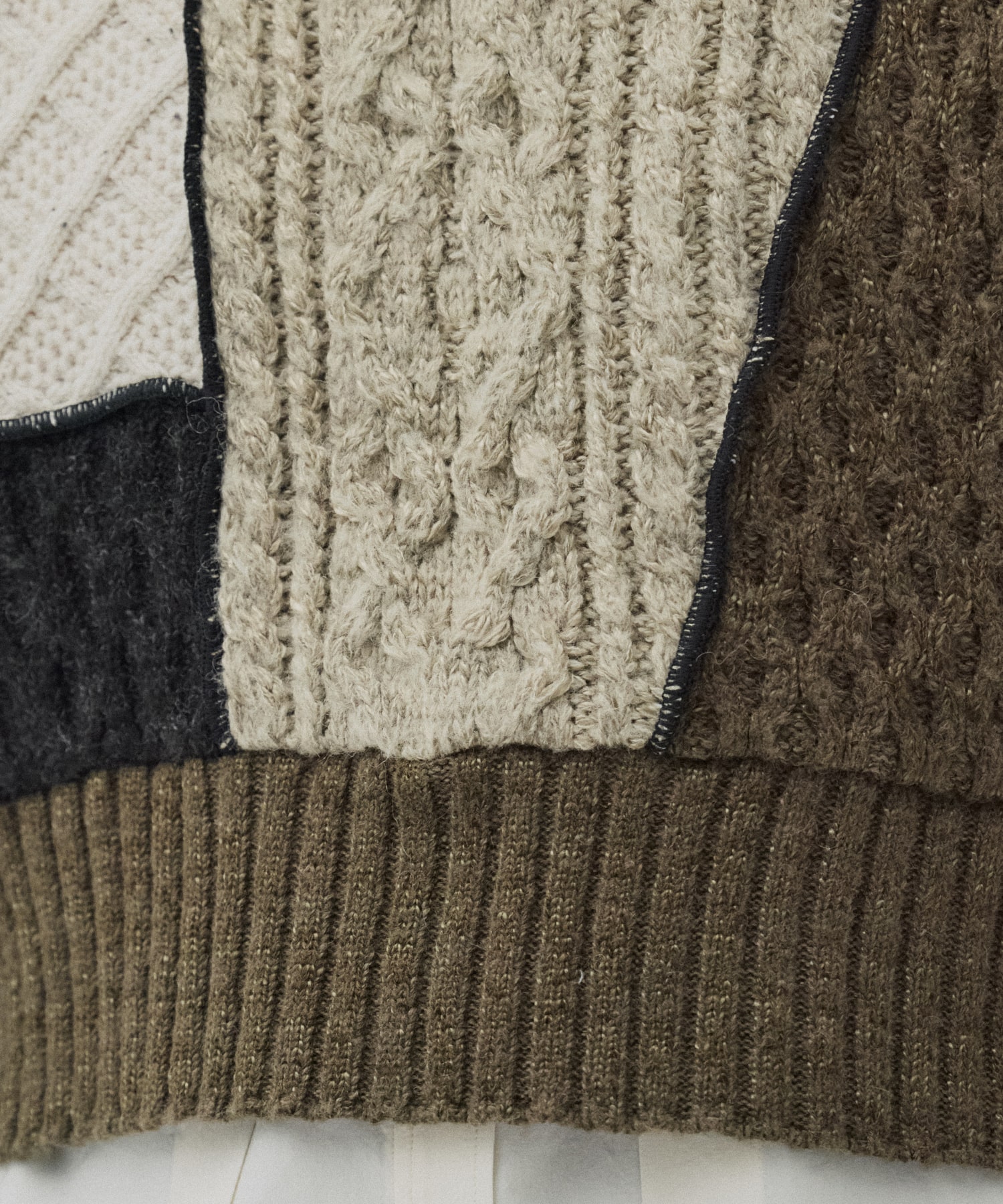 ケーブルパッチワークニット