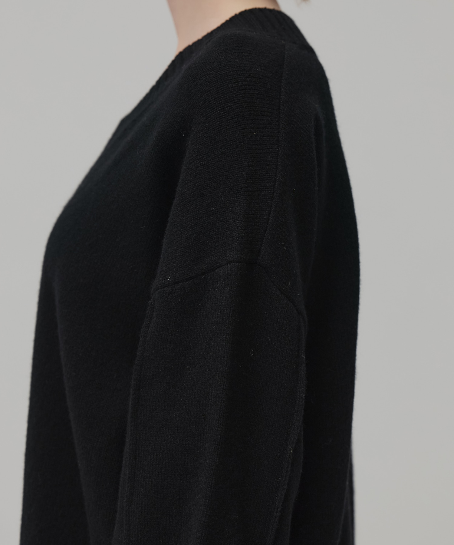 ラムウールVネックニット