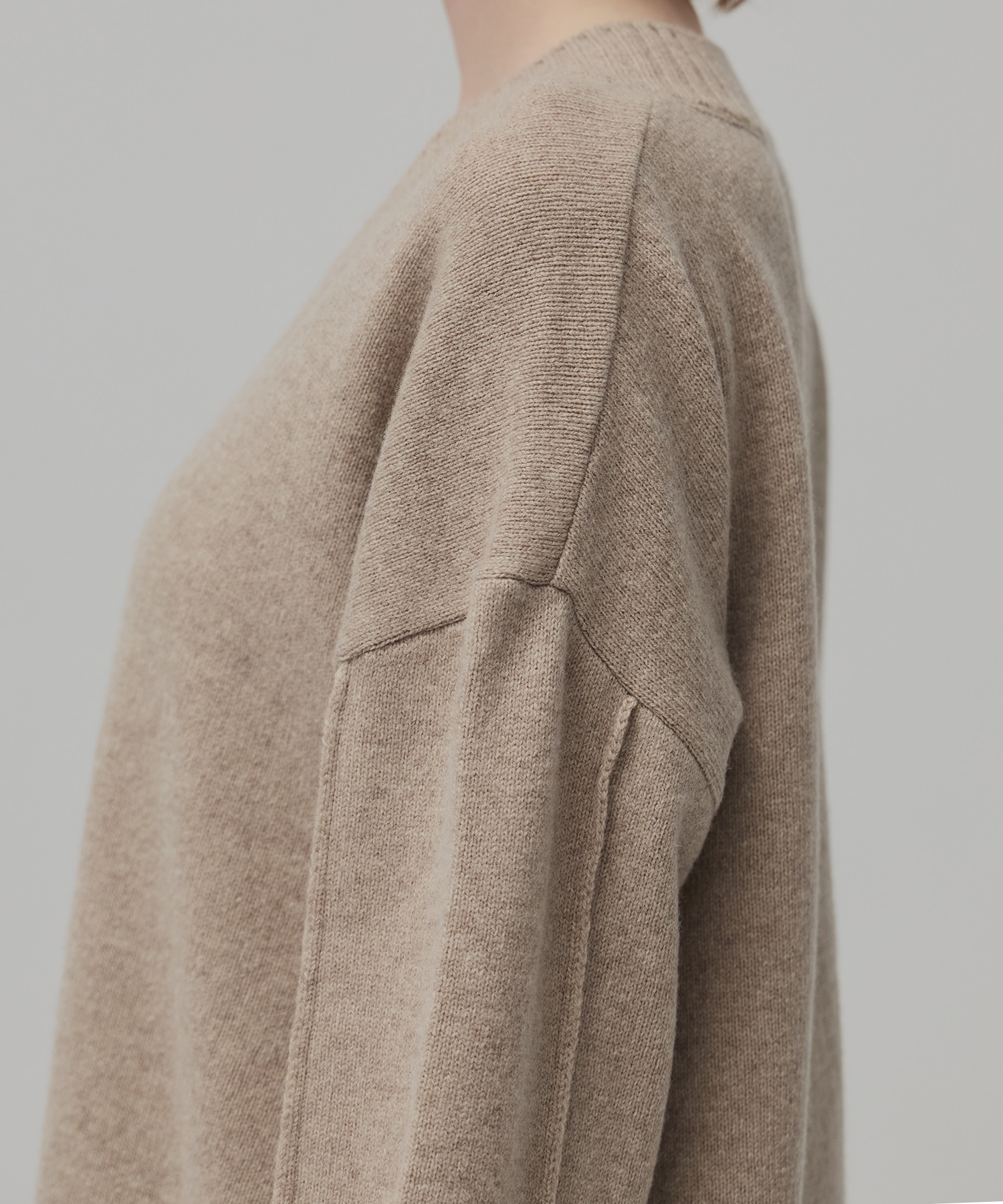 ラムウールVネックニット