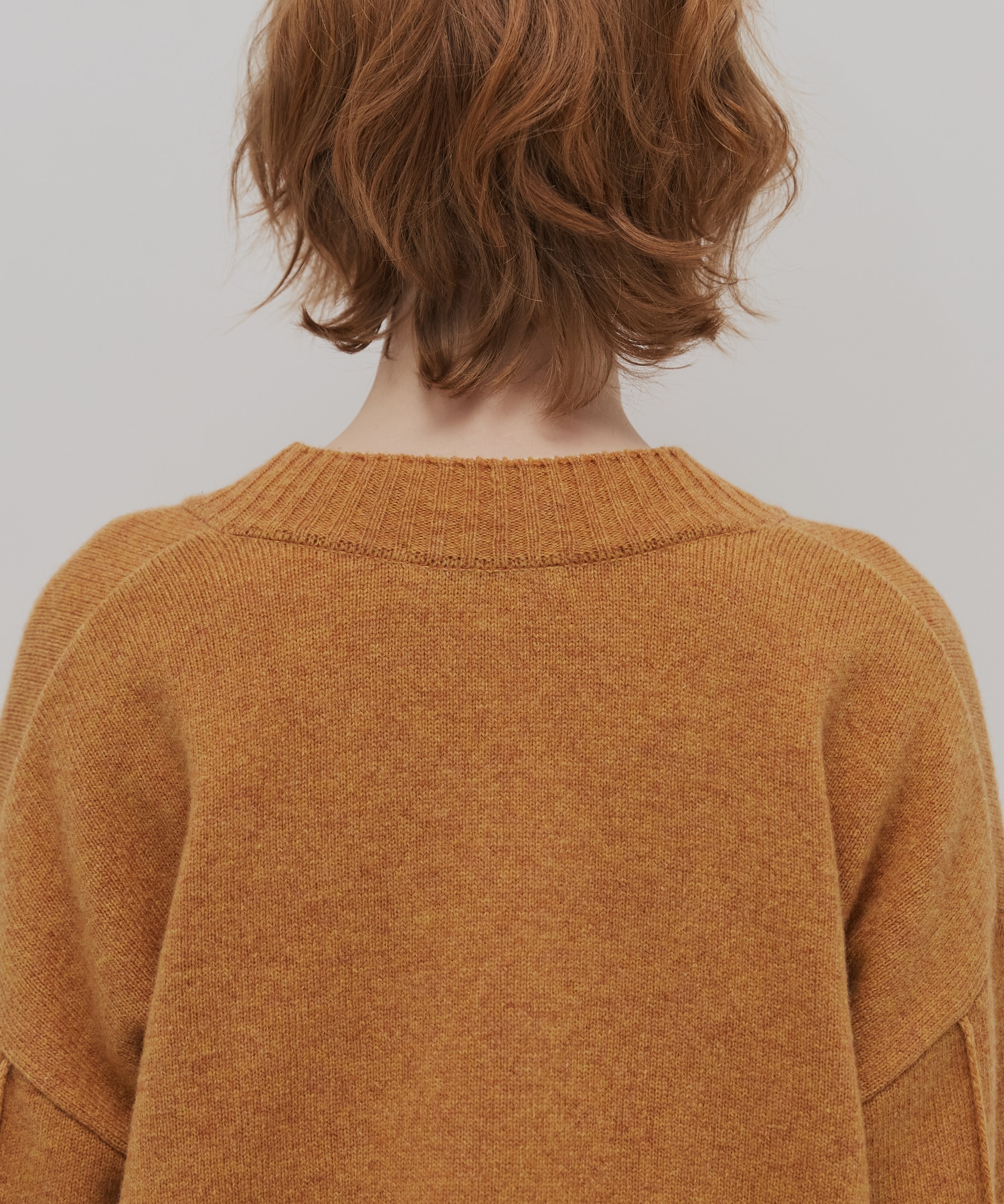 ラムウールVネックニット