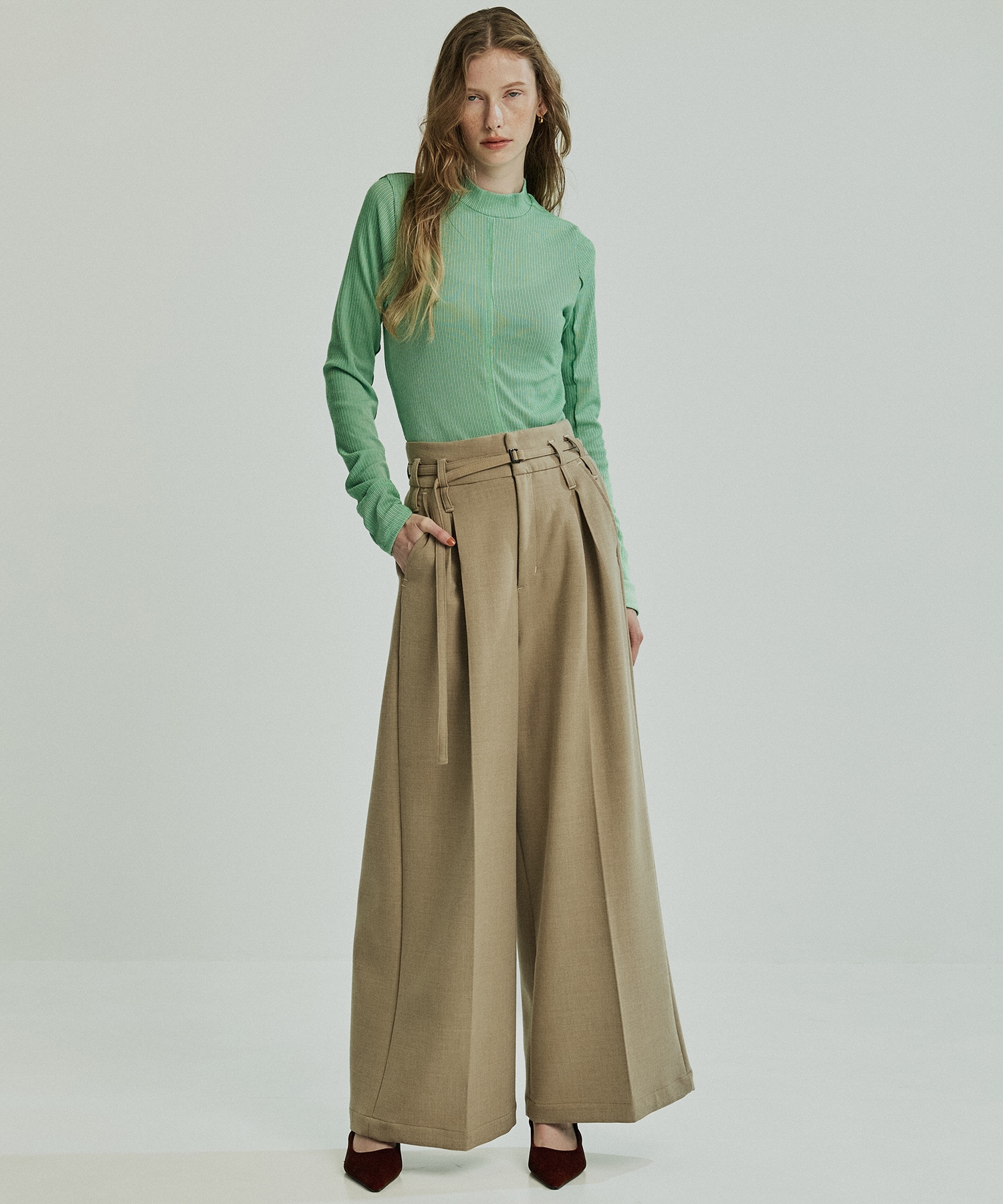 ハイネックラインリブTOP