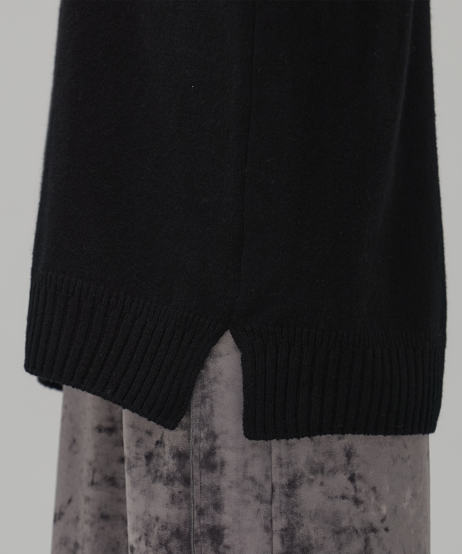 ラムウールVネックニット