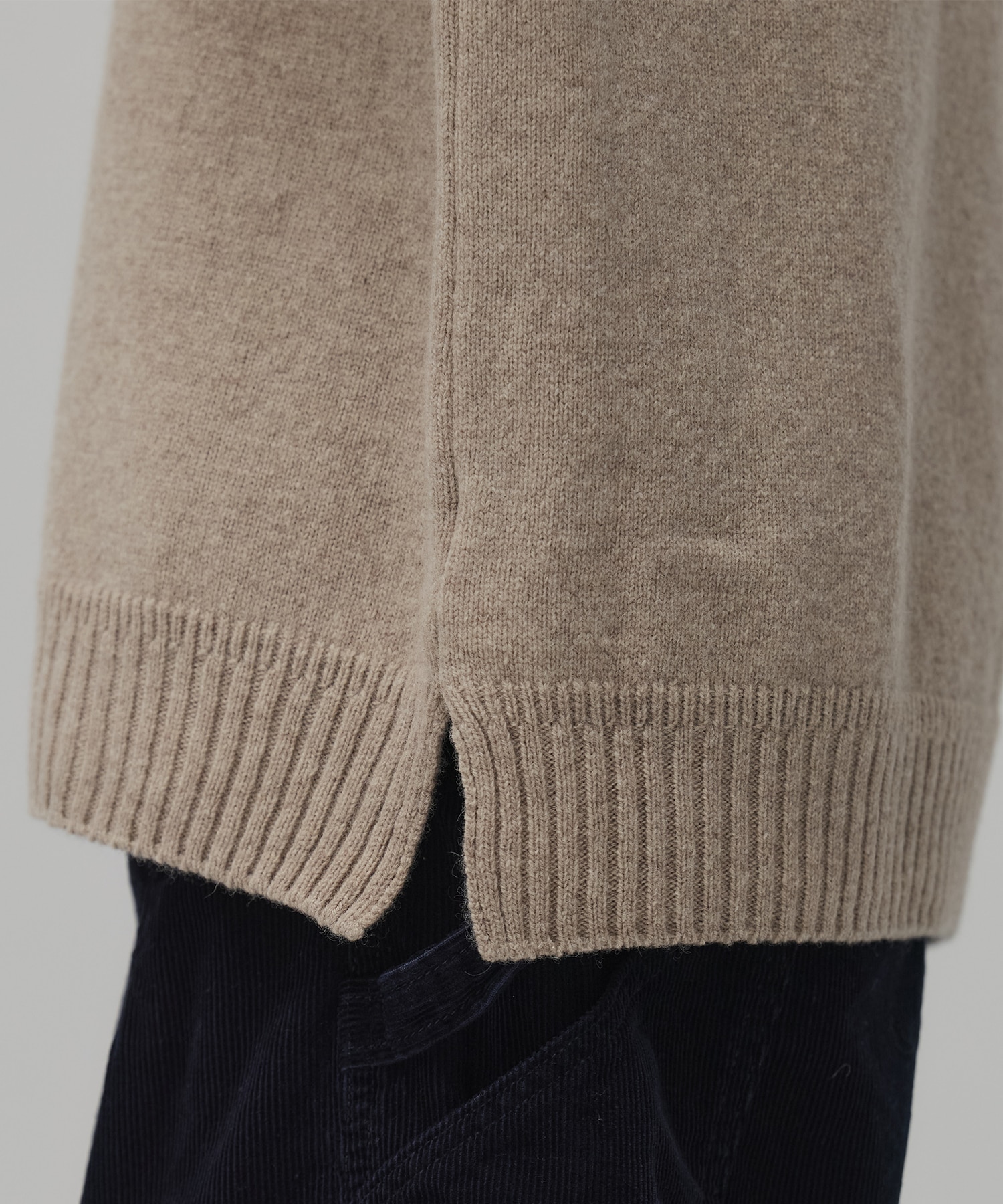 ラムウールVネックニット