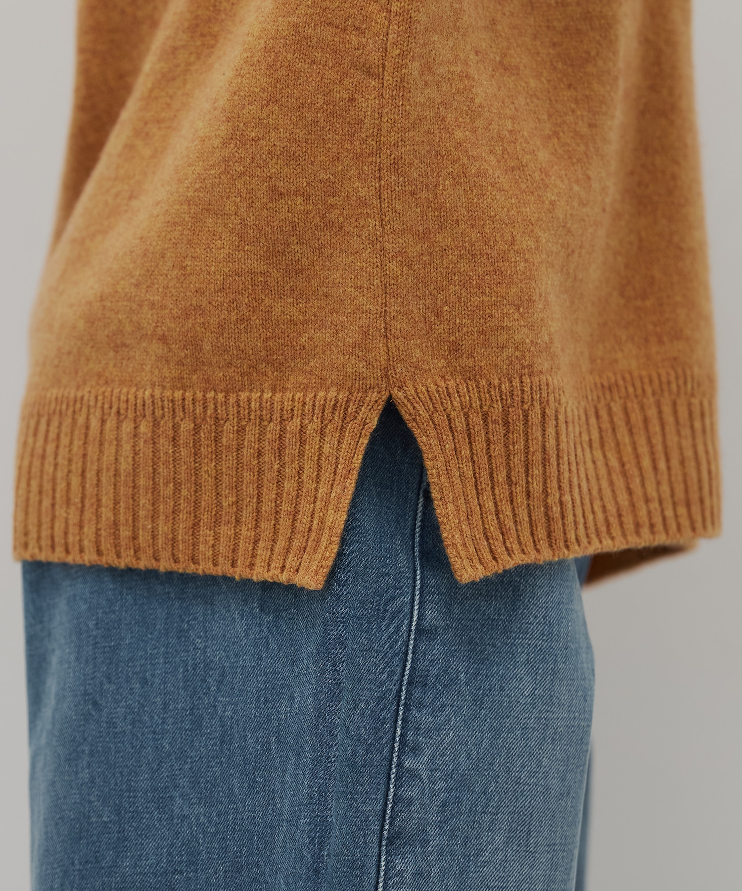 ラムウールVネックニット