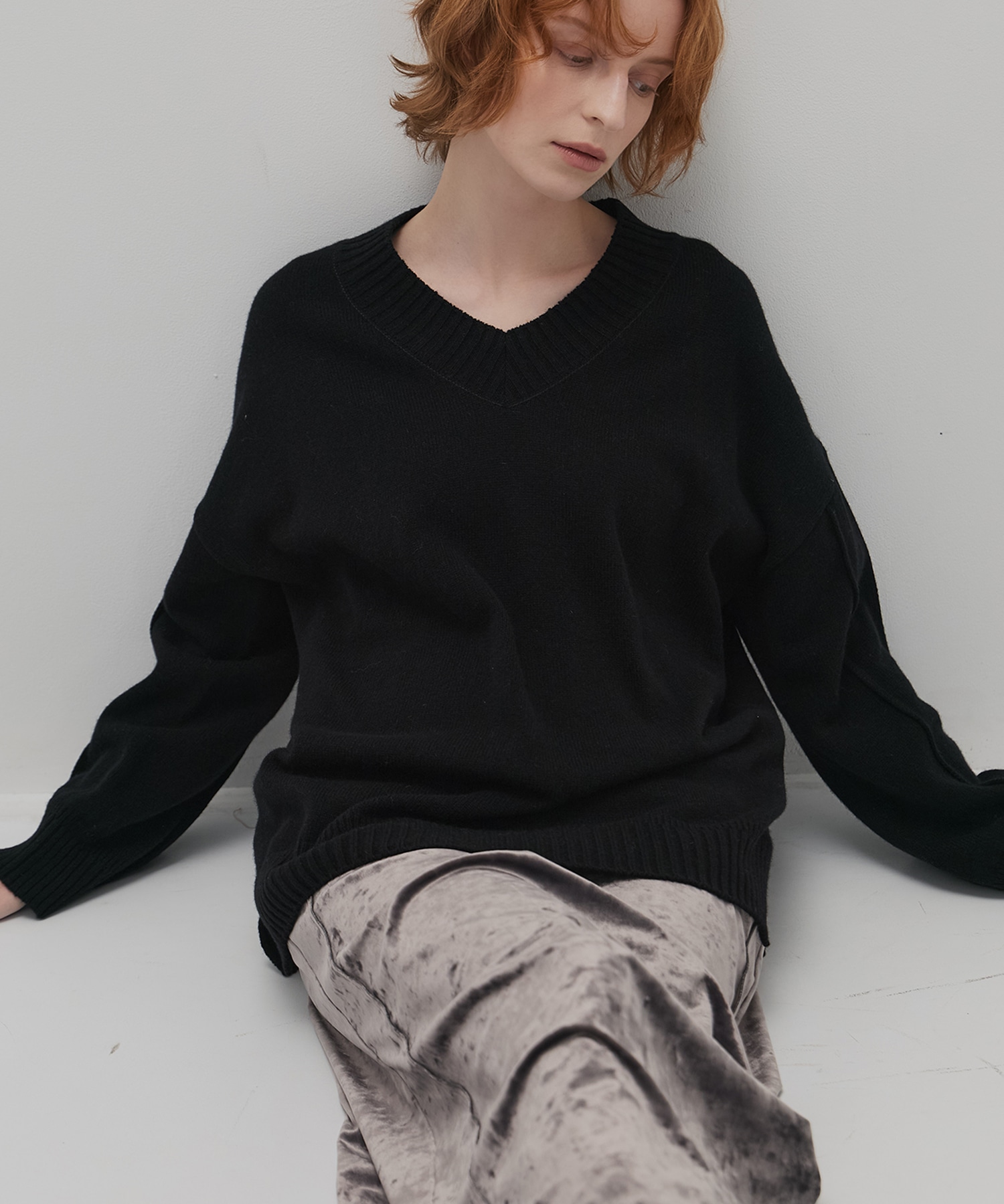 ラムウールVネックニット
