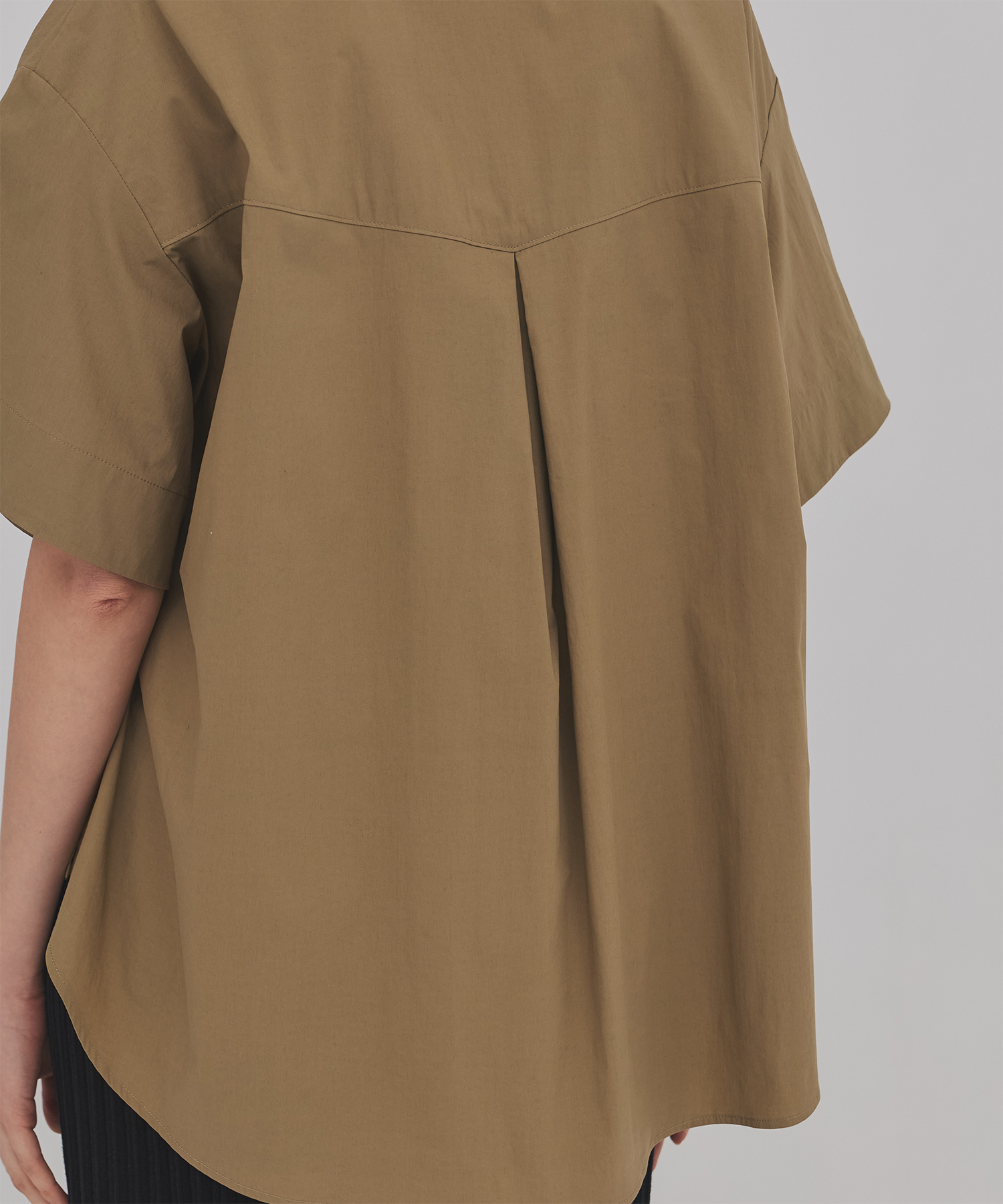 フラップタックハーフスリーブシャツ