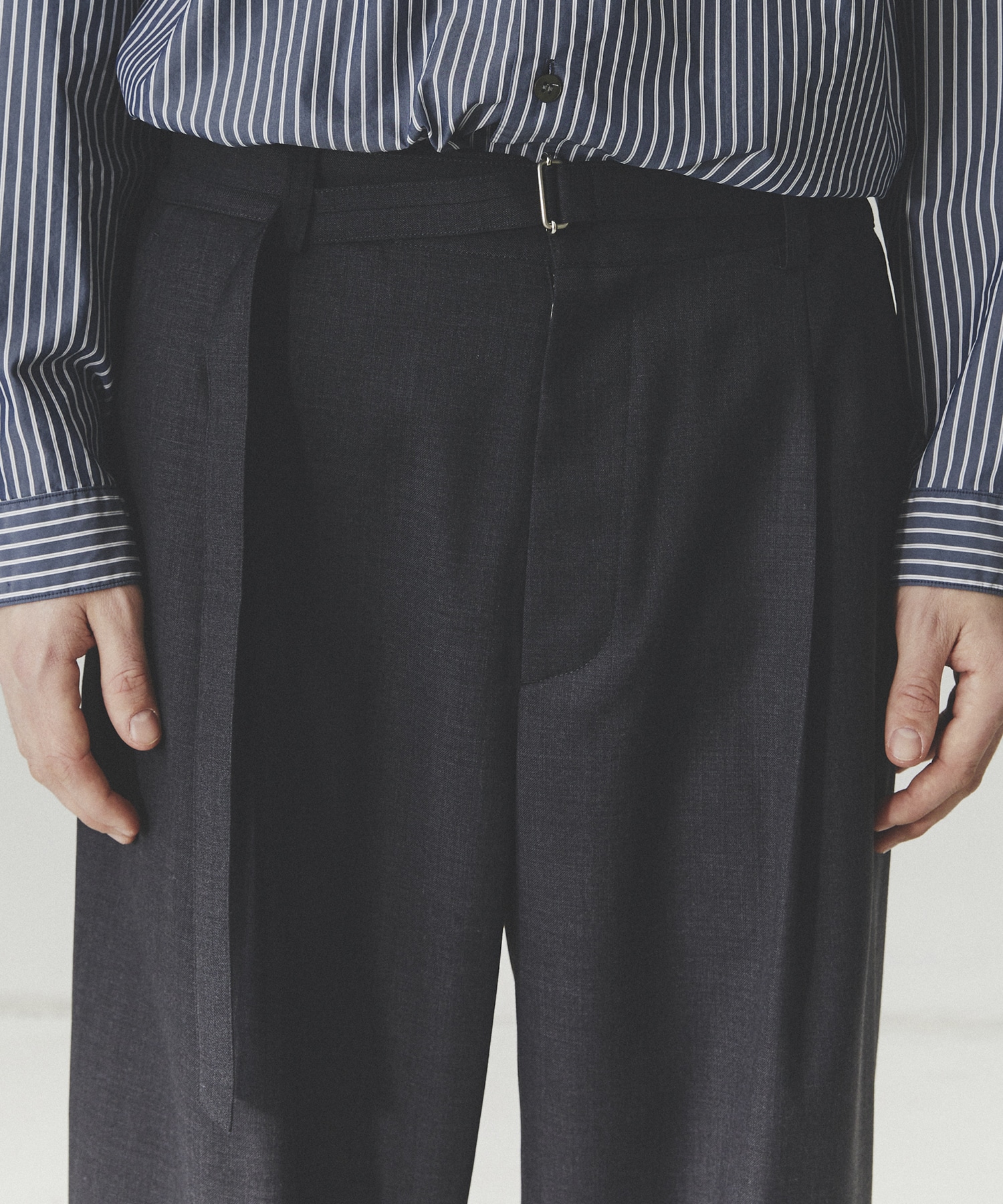 ナローベルテッドスラックス