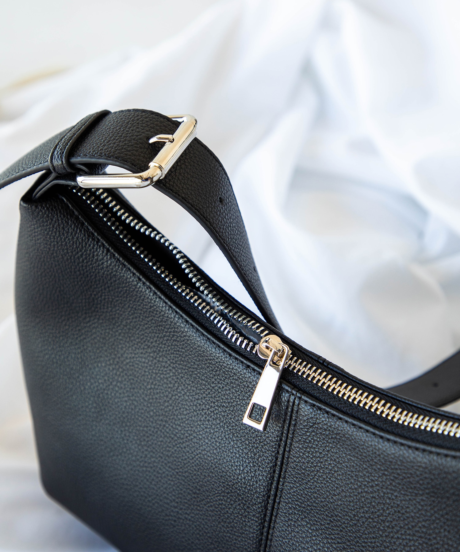 【WEB限定商品】レザースモールスリングバッグ