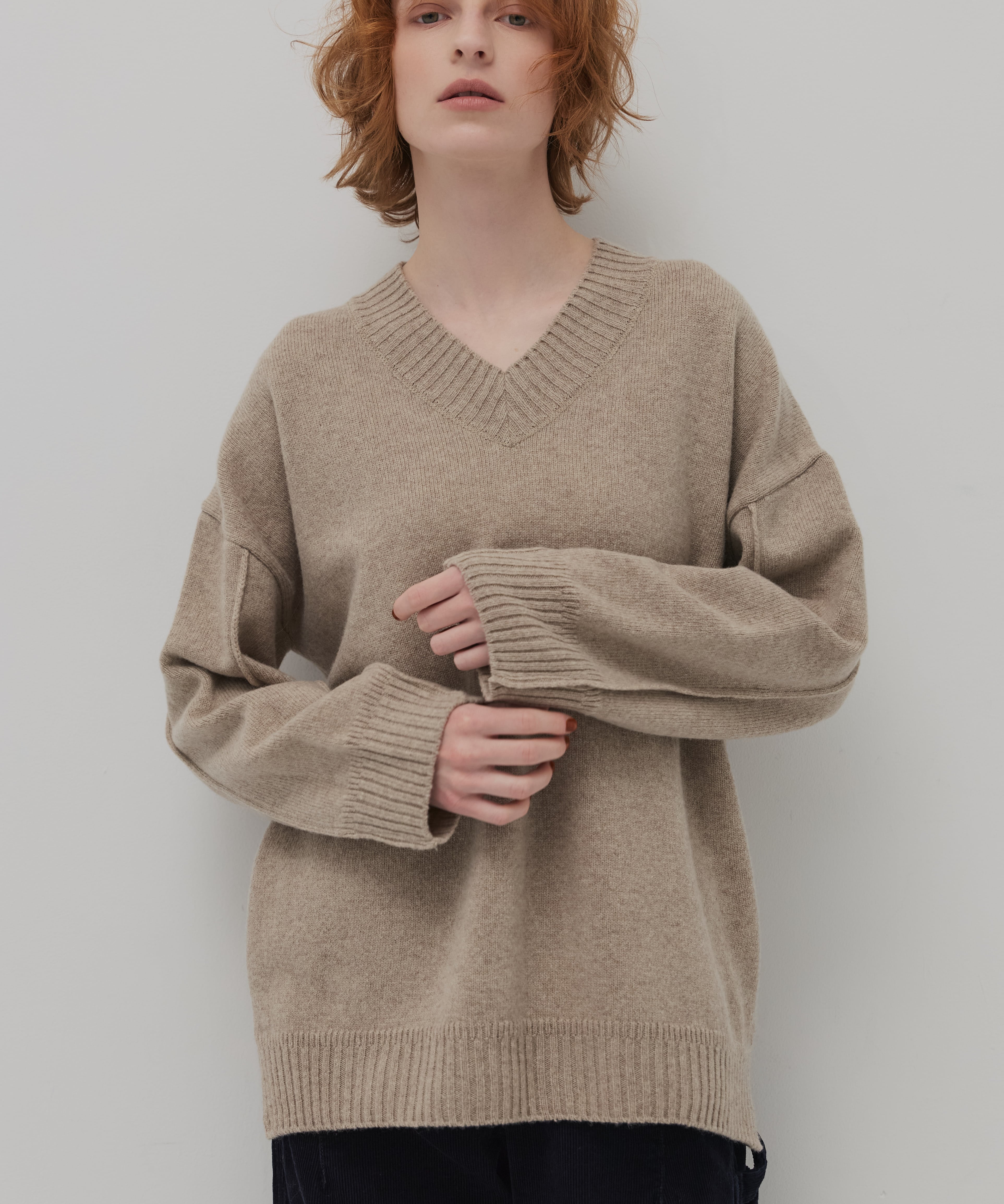 ラムウールVネックニット