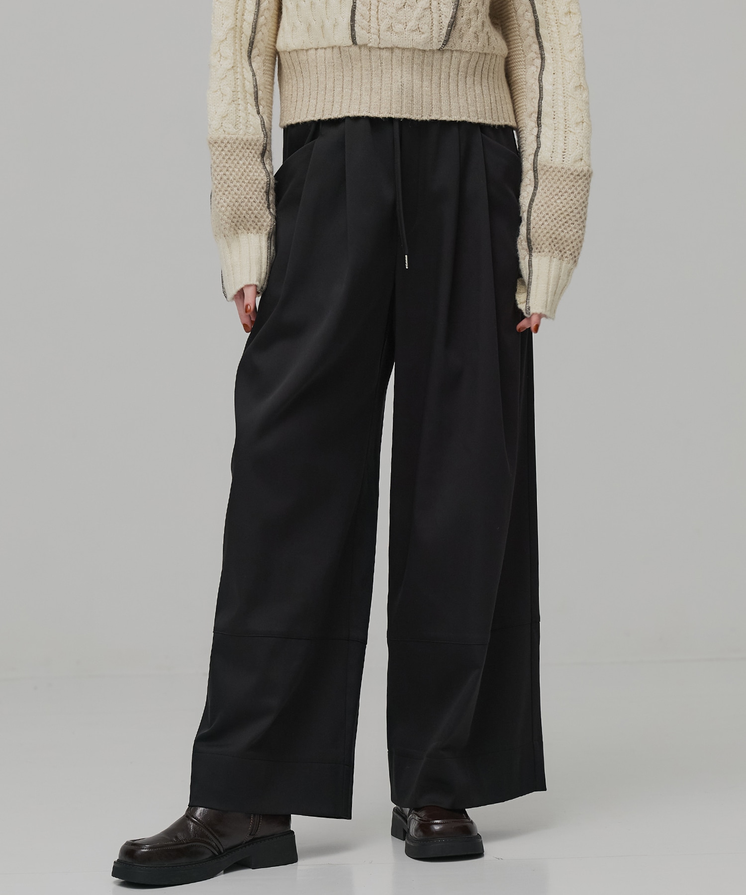 サテンタックイージーパンツ