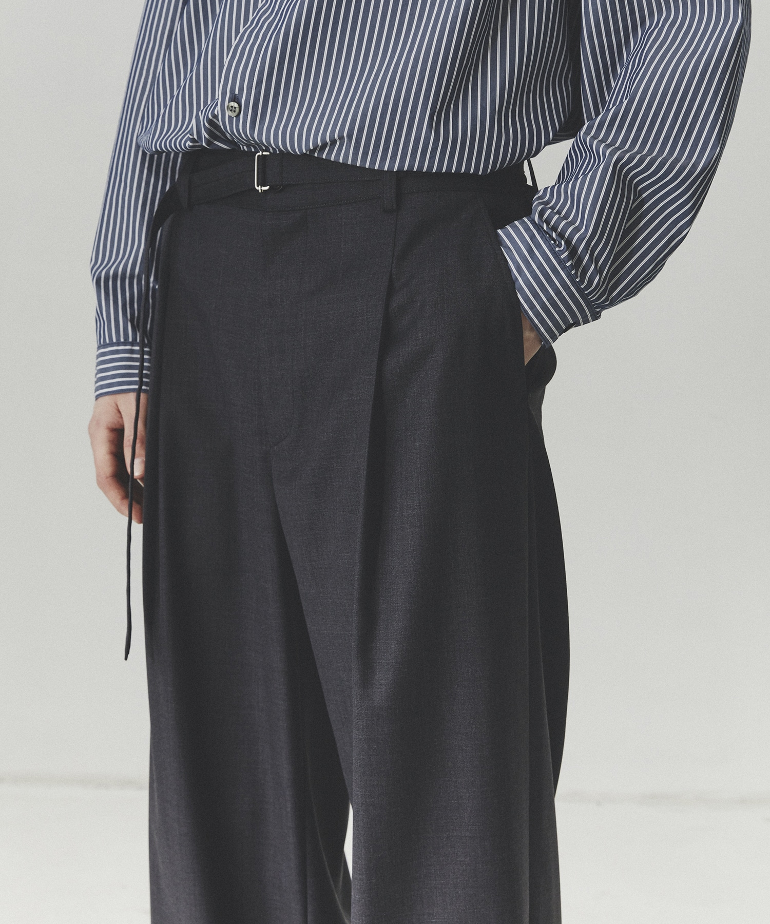 ナローベルテッドスラックス