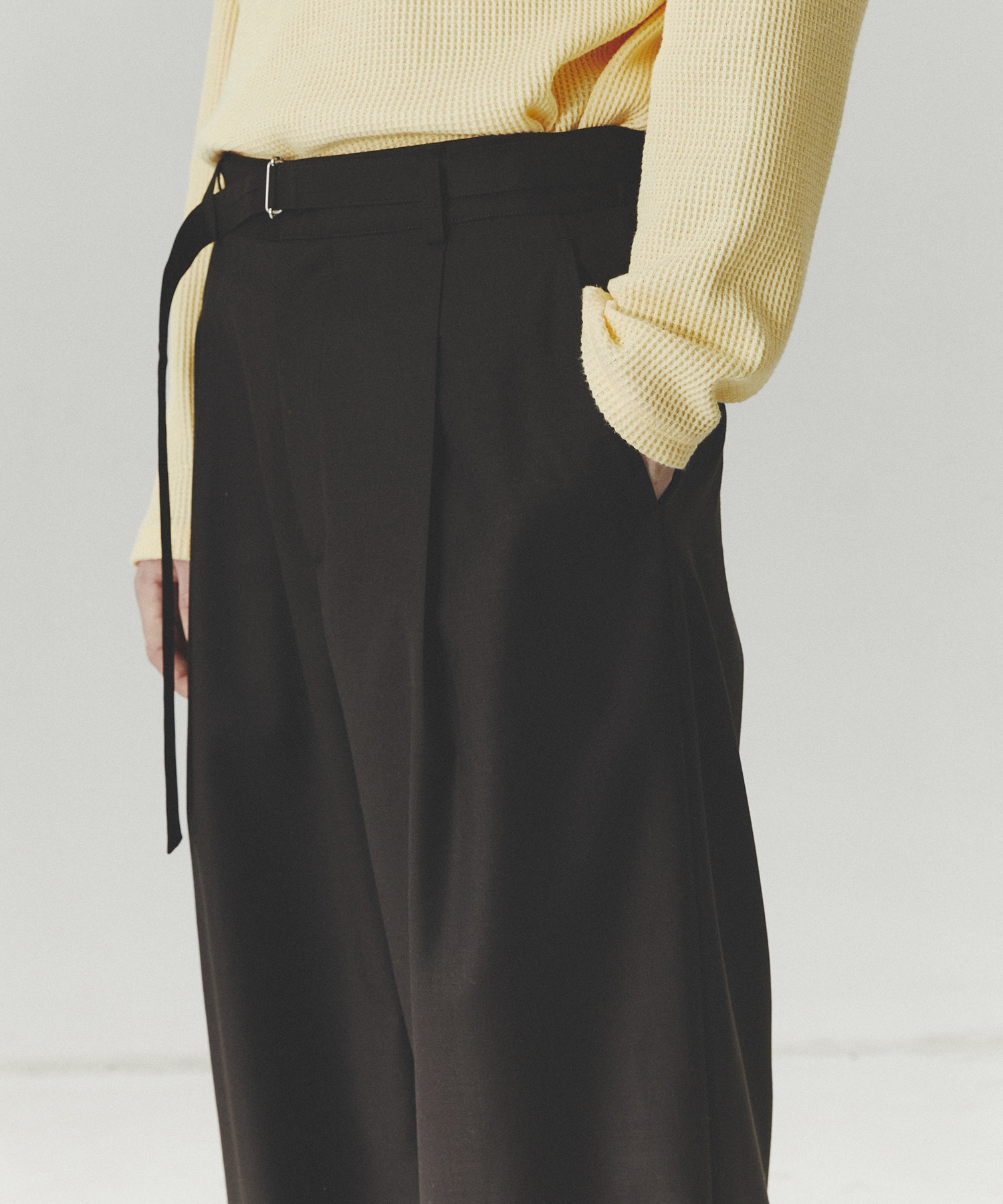 ナローベルテッドスラックス