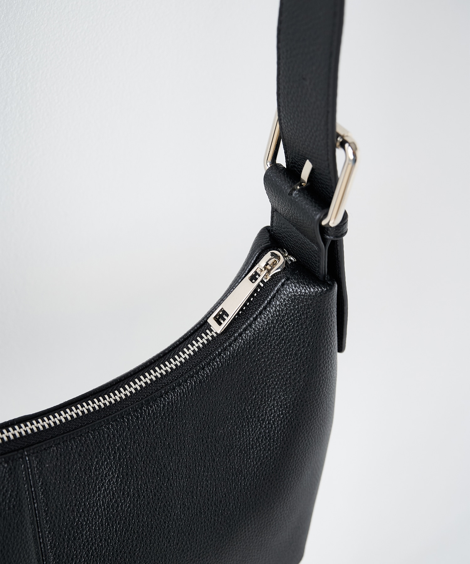 【WEB限定】レザースモールスリングバッグ