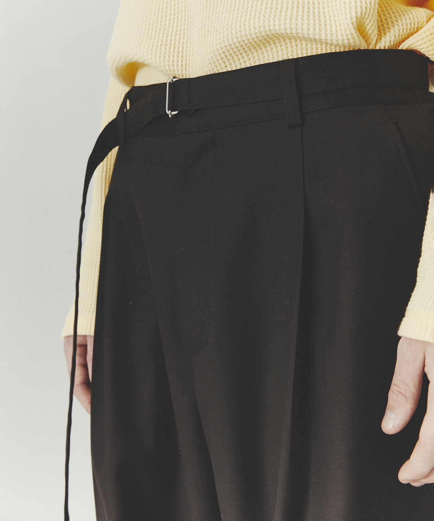 ナローベルテッドスラックス