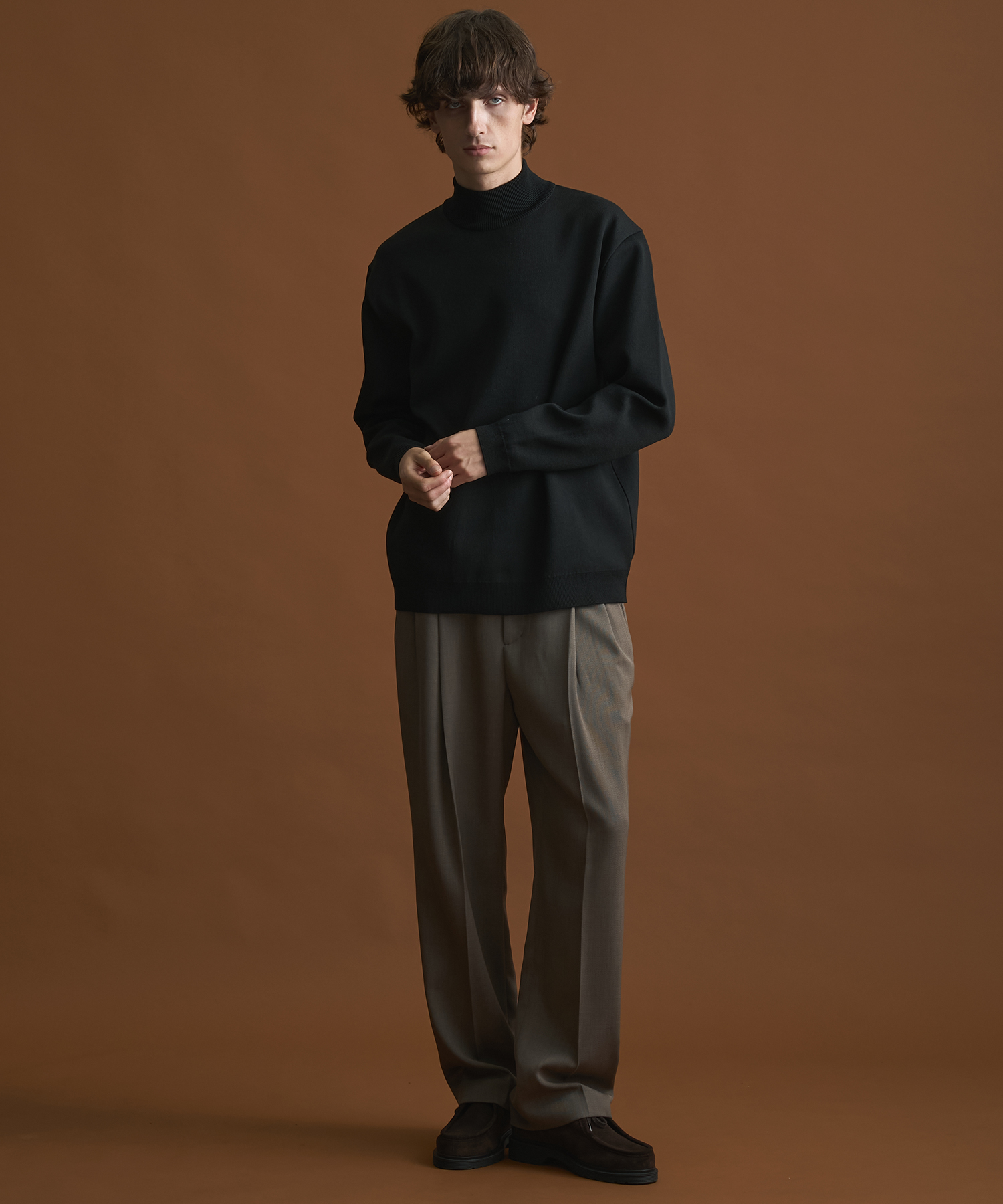 〔一部店舗限定〕バウンドウールライトハイネックニット