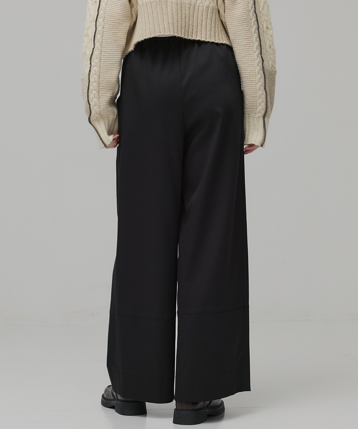 サテンタックイージーパンツ