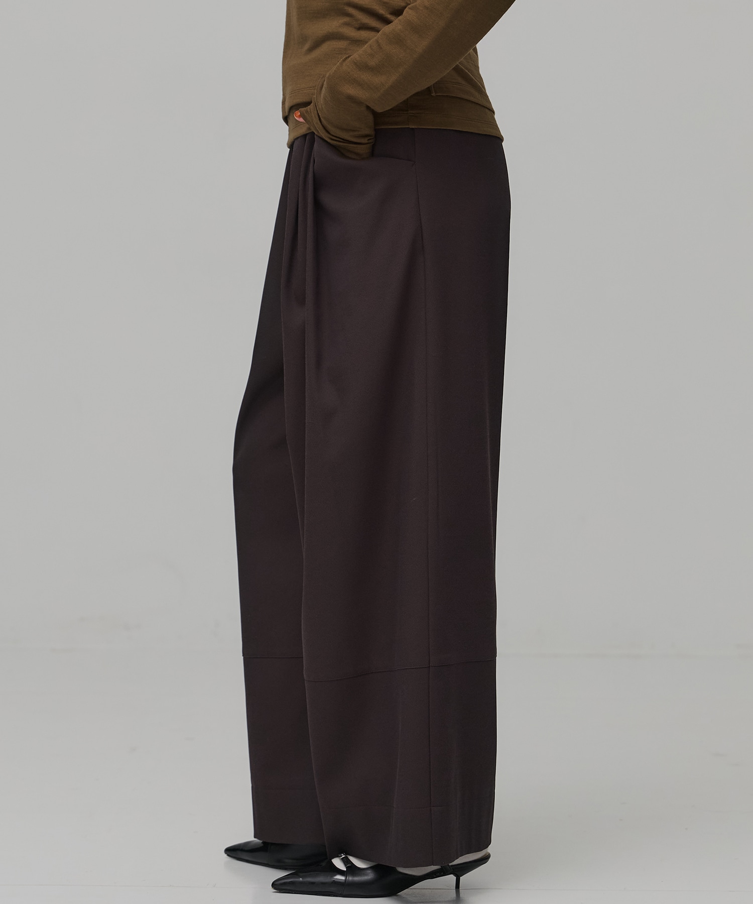 サテンタックイージーパンツ