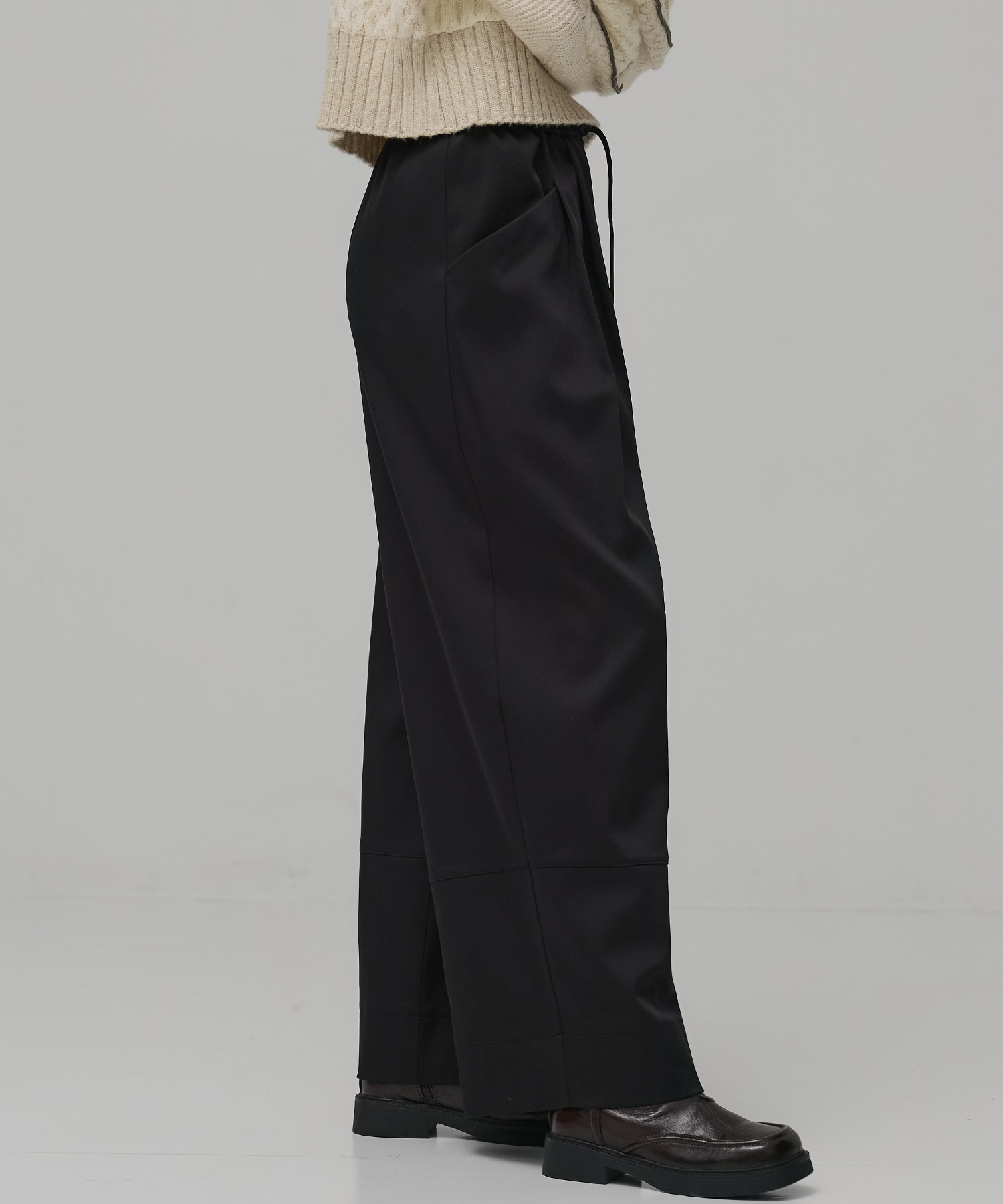 サテンタックイージーパンツ