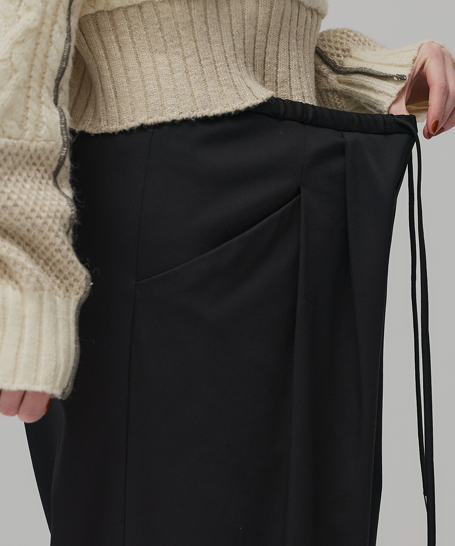 サテンタックイージーパンツ