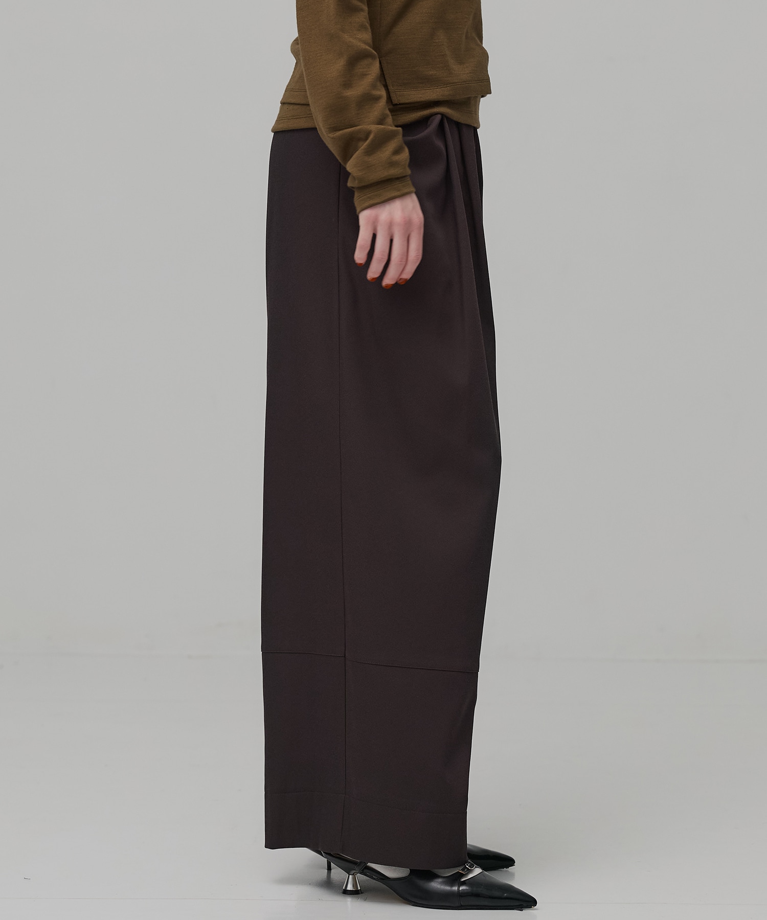 サテンタックイージーパンツ