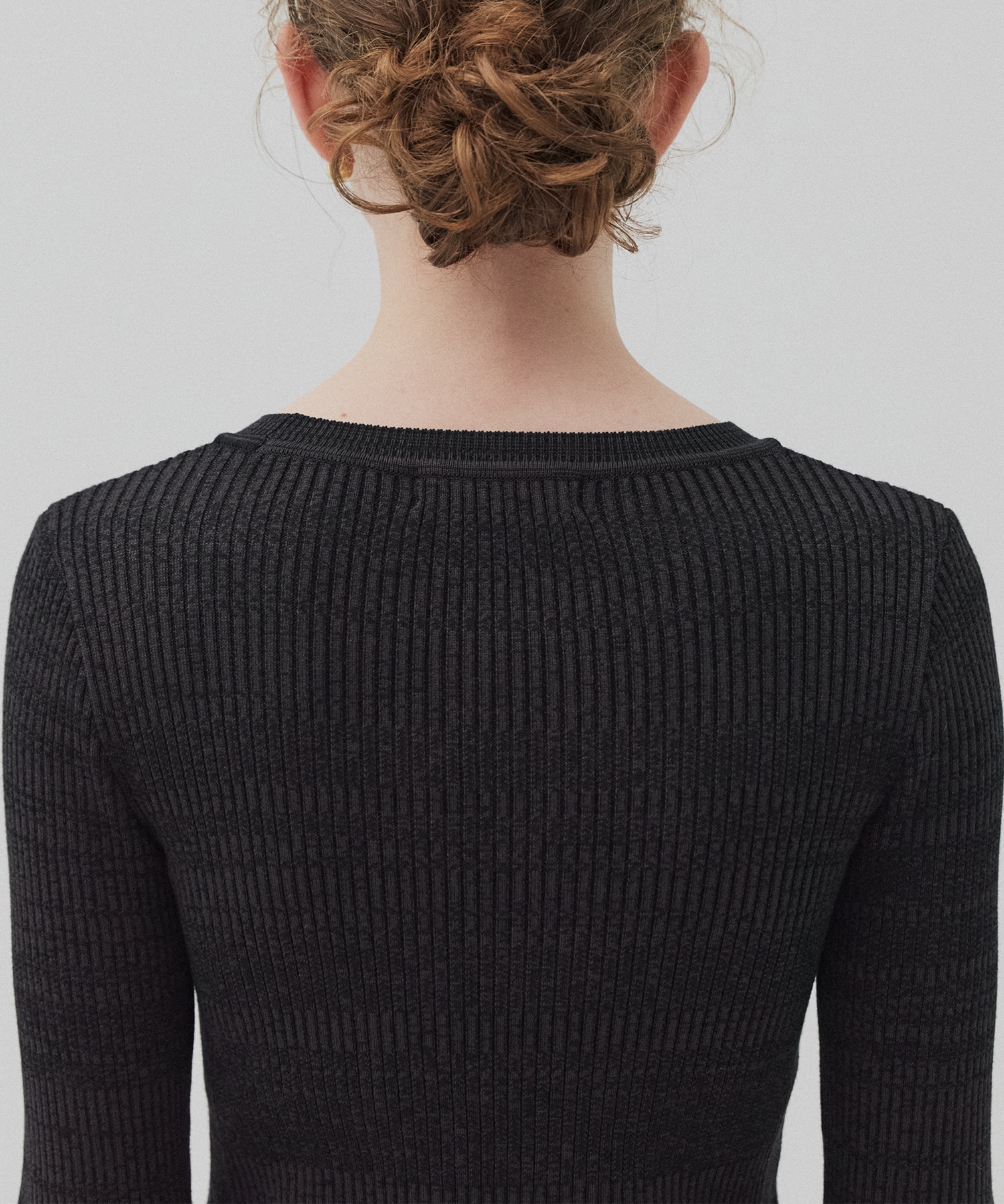 クルーネックリブニット