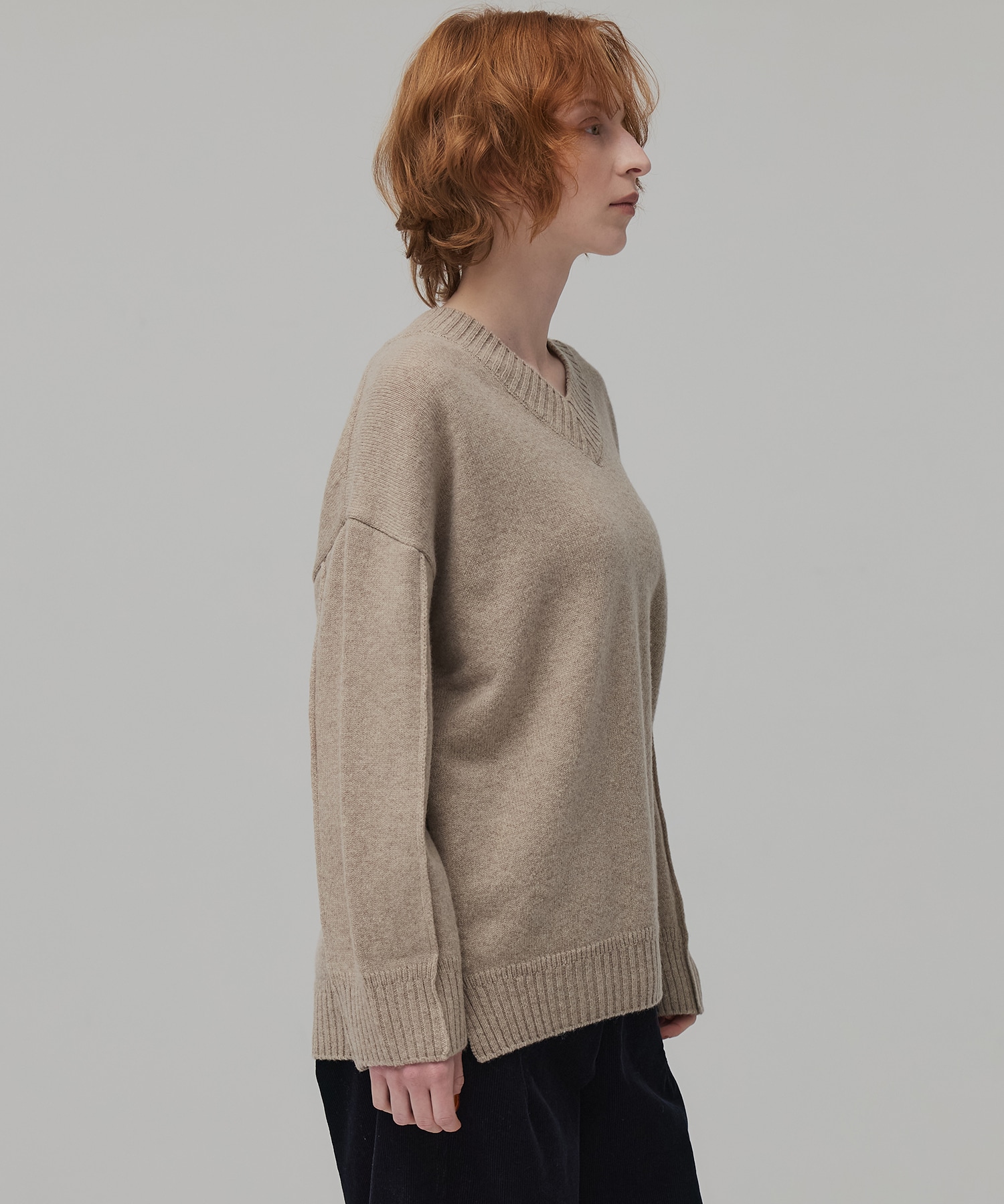 ラムウールVネックニット