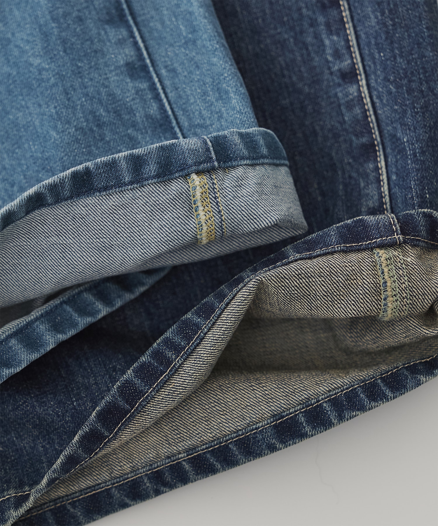 ラインストレートデニム