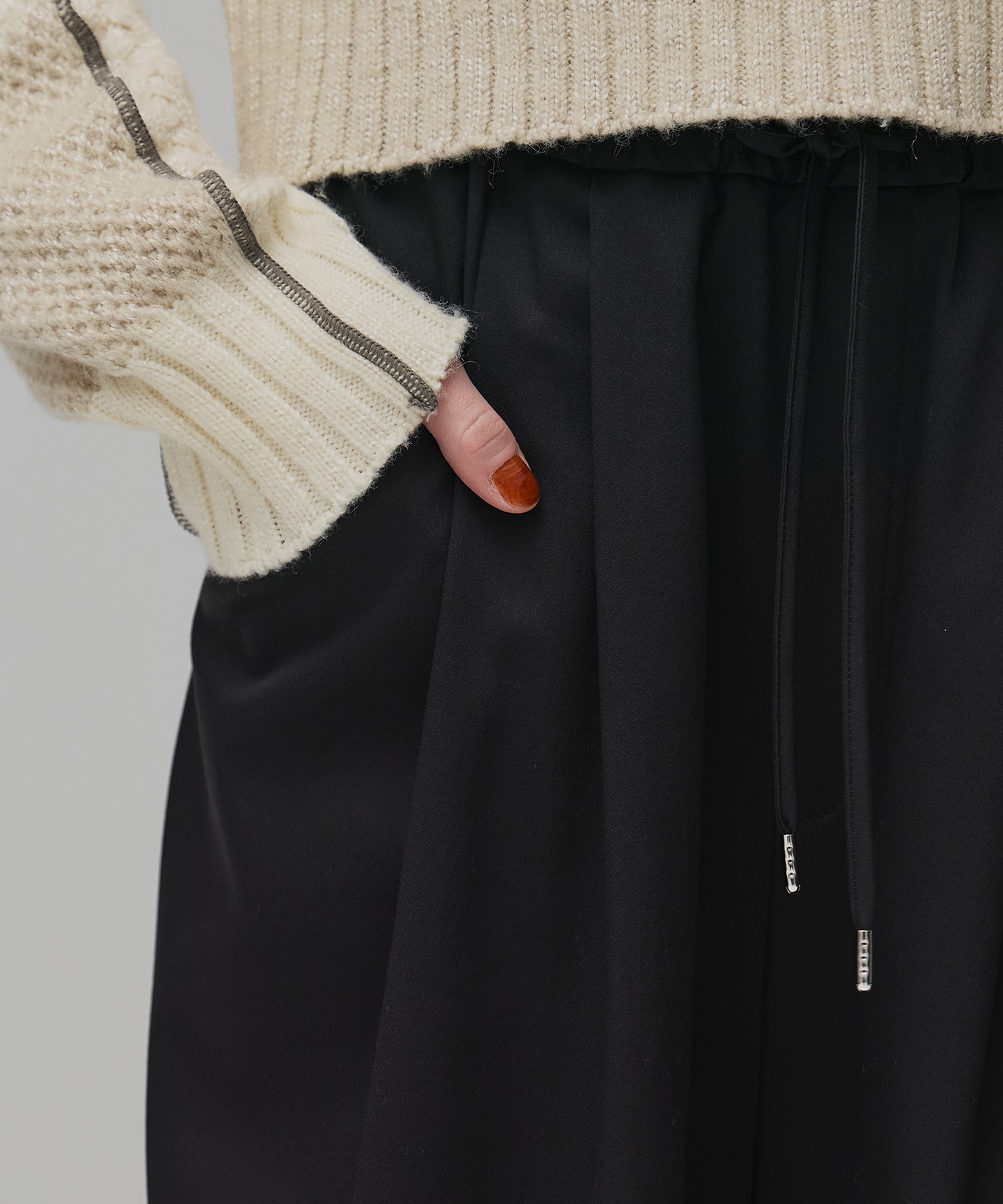 サテンタックイージーパンツ