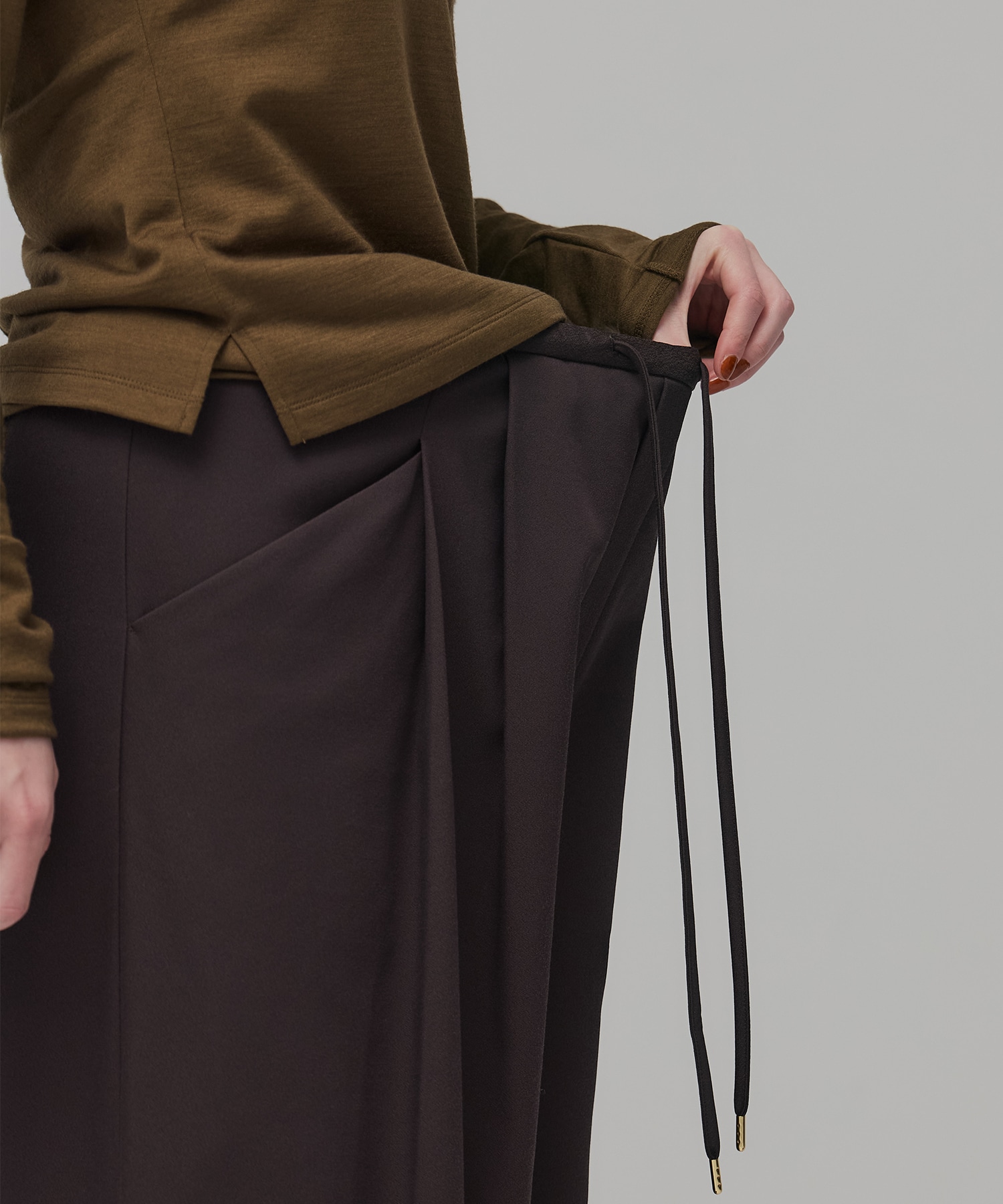 サテンタックイージーパンツ