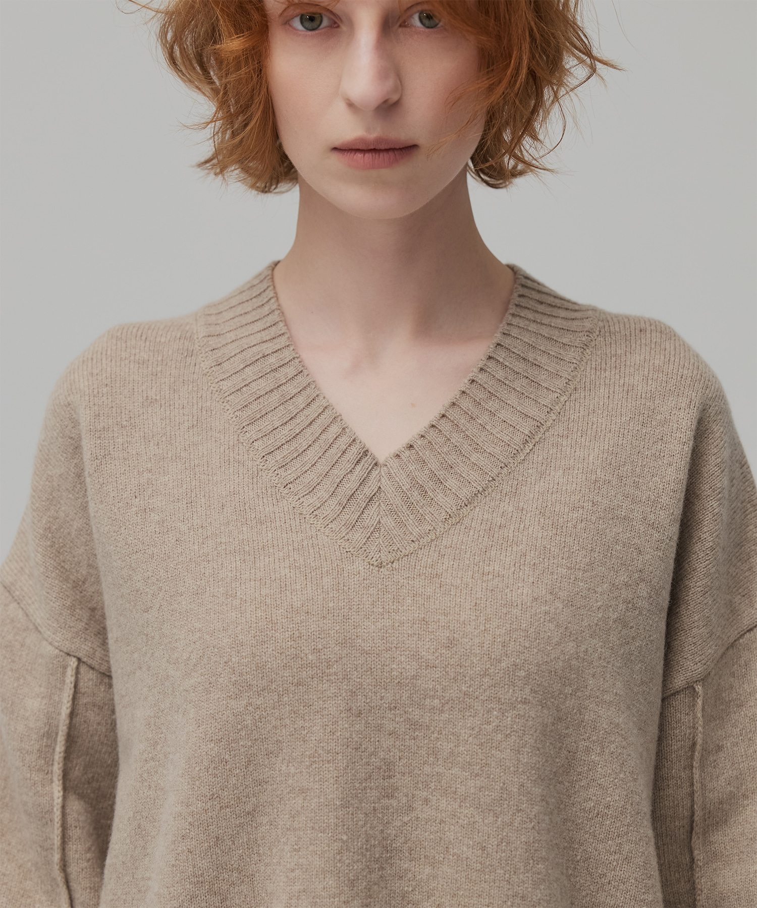 ラムウールVネックニット