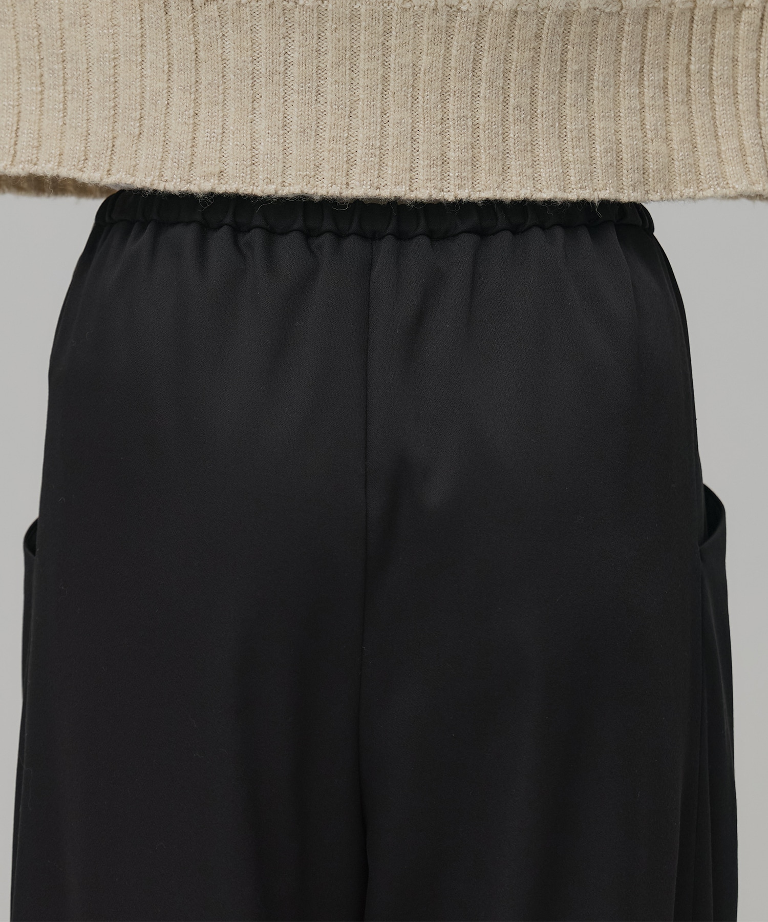 サテンタックイージーパンツ