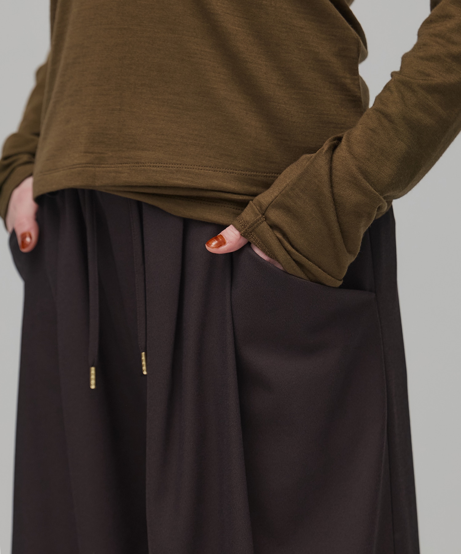 サテンタックイージーパンツ