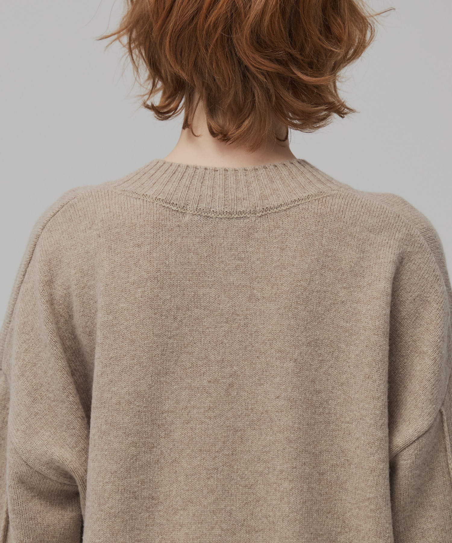 ラムウールVネックニット