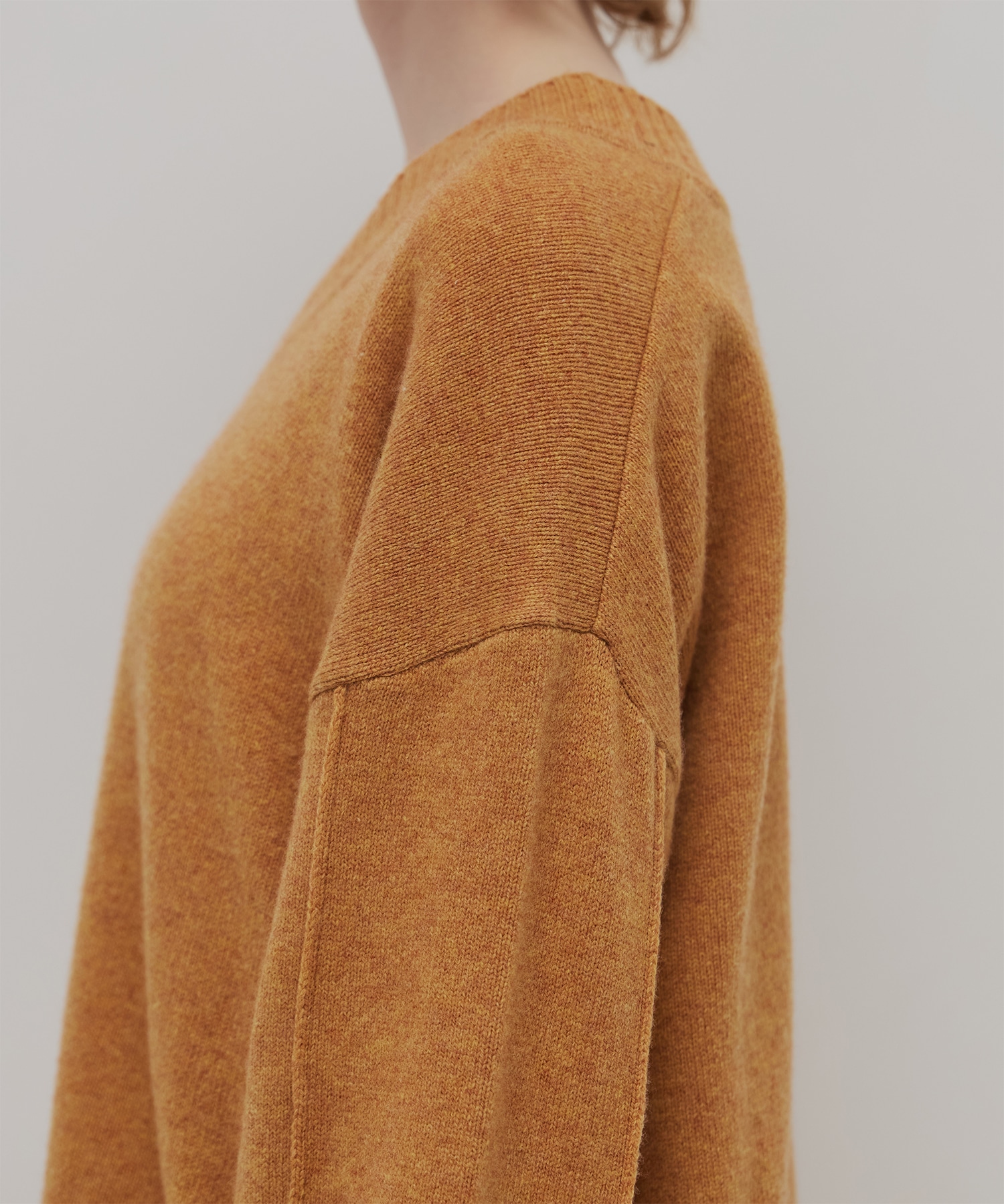 ラムウールVネックニット