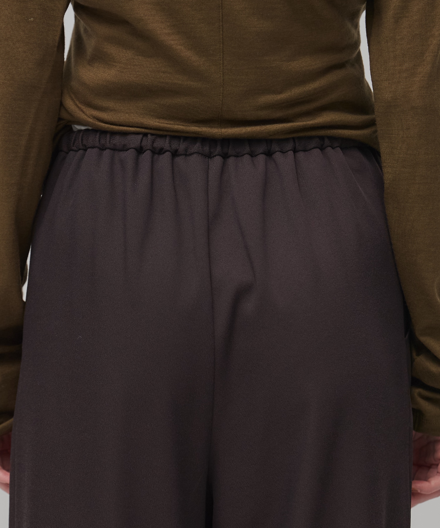 サテンタックイージーパンツ