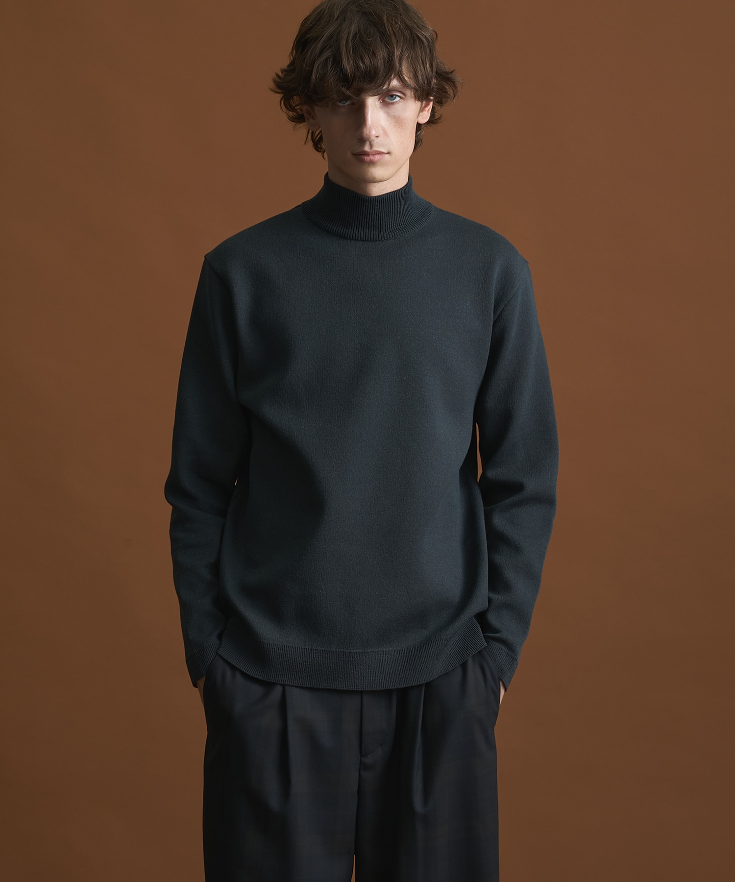 〔一部店舗限定〕バウンドウールライトハイネックニット