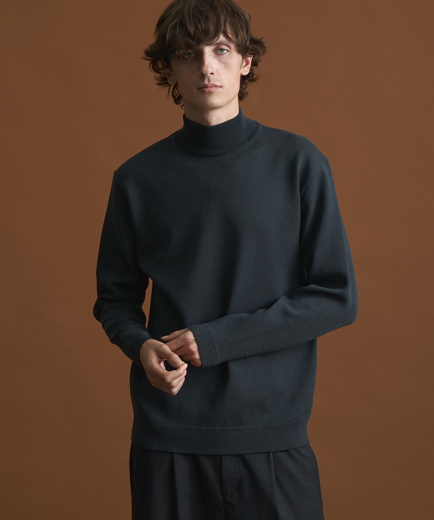 〔一部店舗限定〕バウンドウールライトハイネックニット