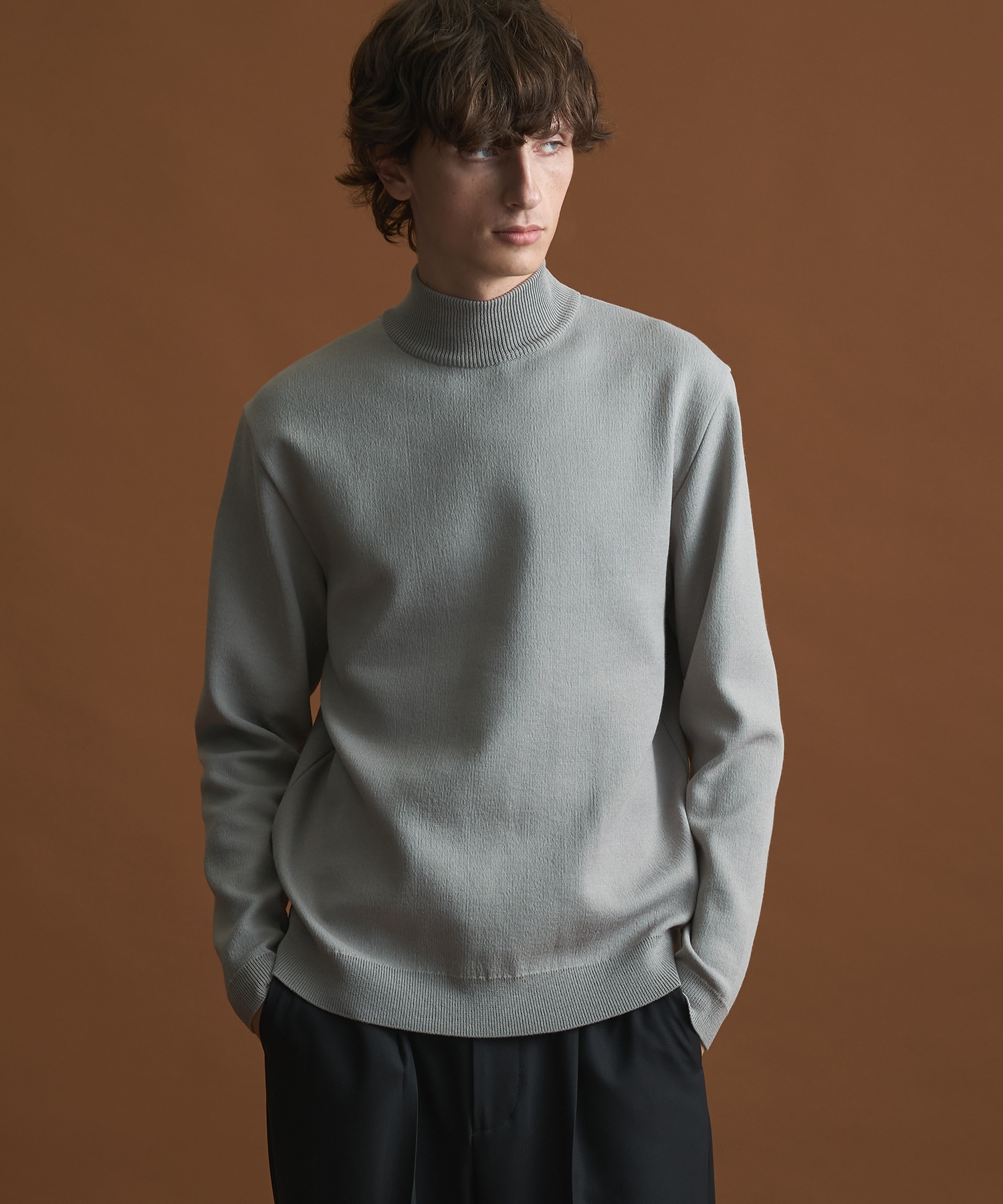 〔一部店舗限定〕バウンドウールライトハイネックニット