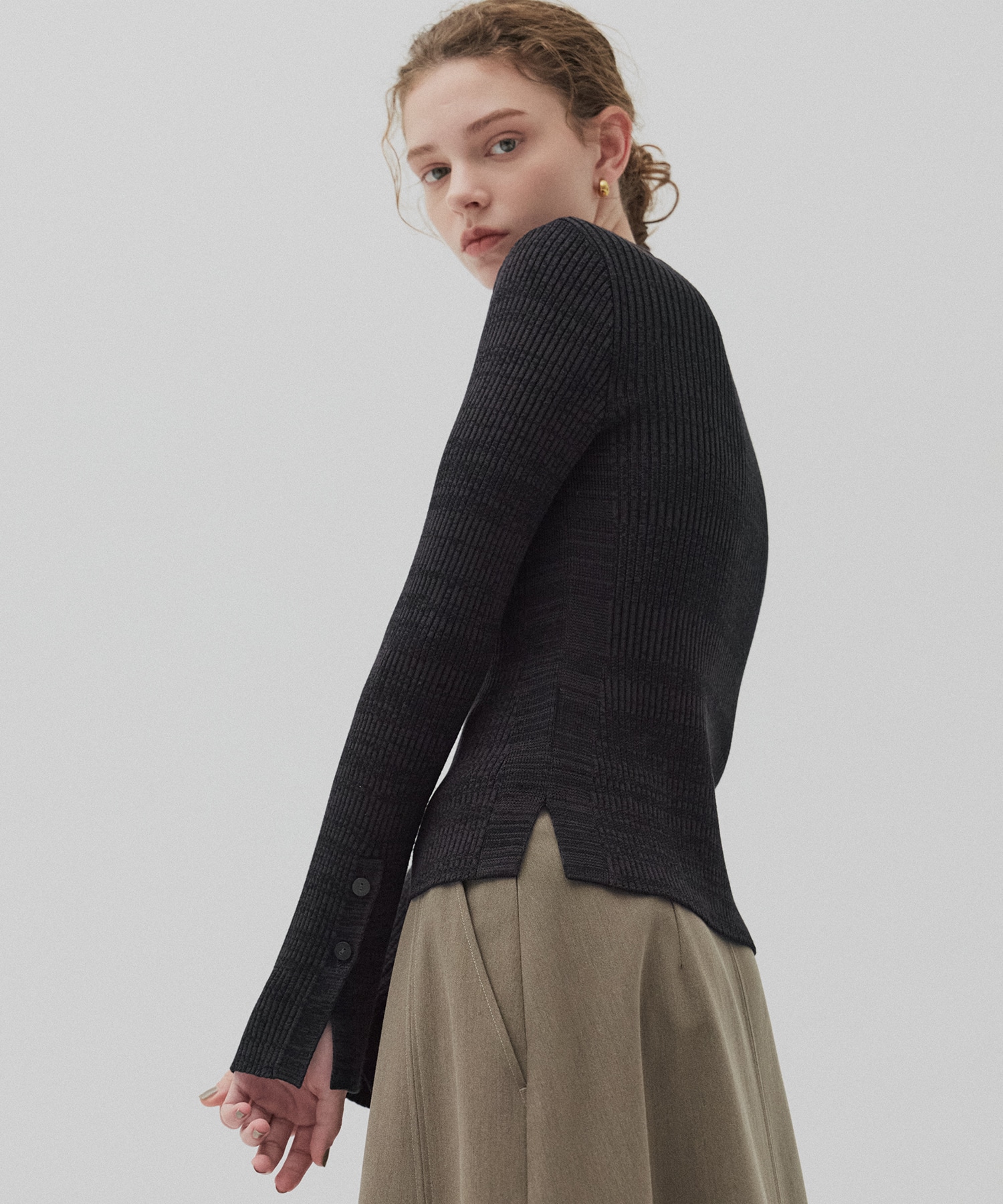 クルーネックリブニット