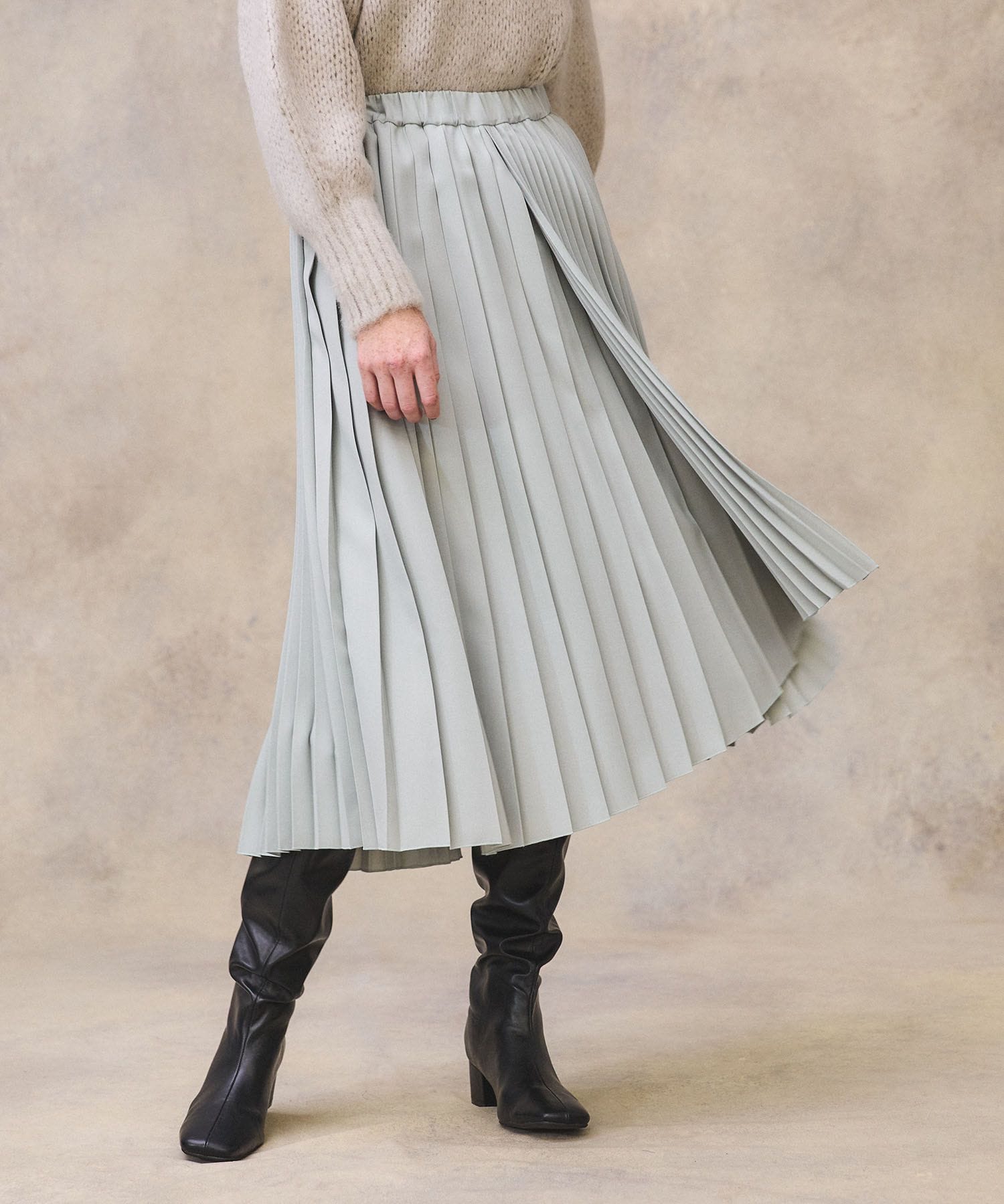 スカート プリーツ グレーのプリーツスカートでエレガントな雰囲気に。春夏秋冬おすすめコーデ20選