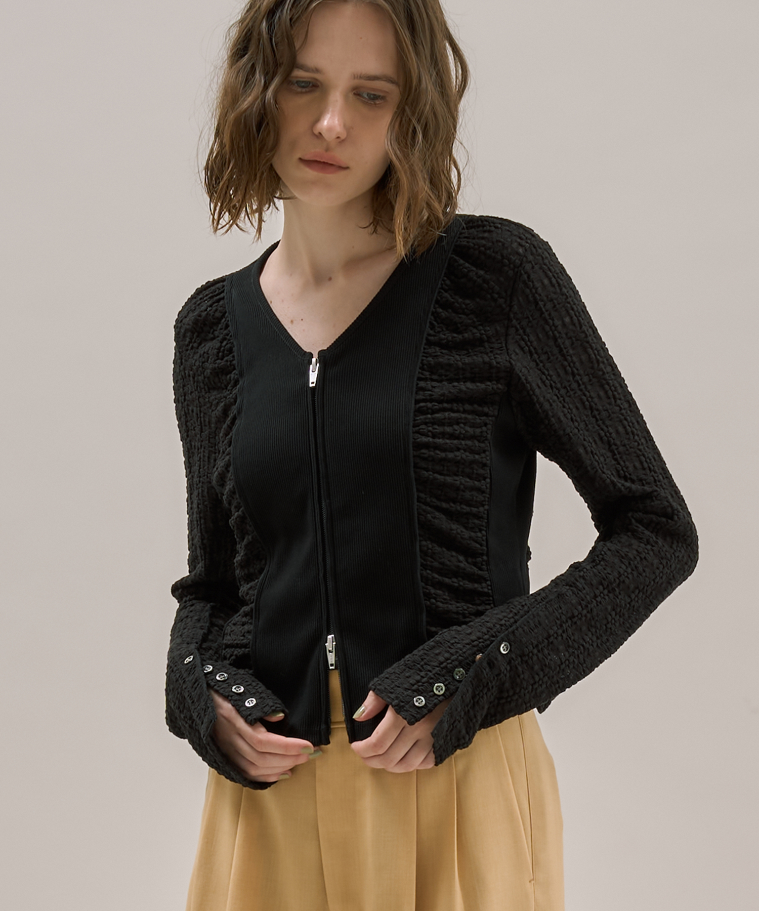 〈残りわずか〉シュリンクレースVネックTOP