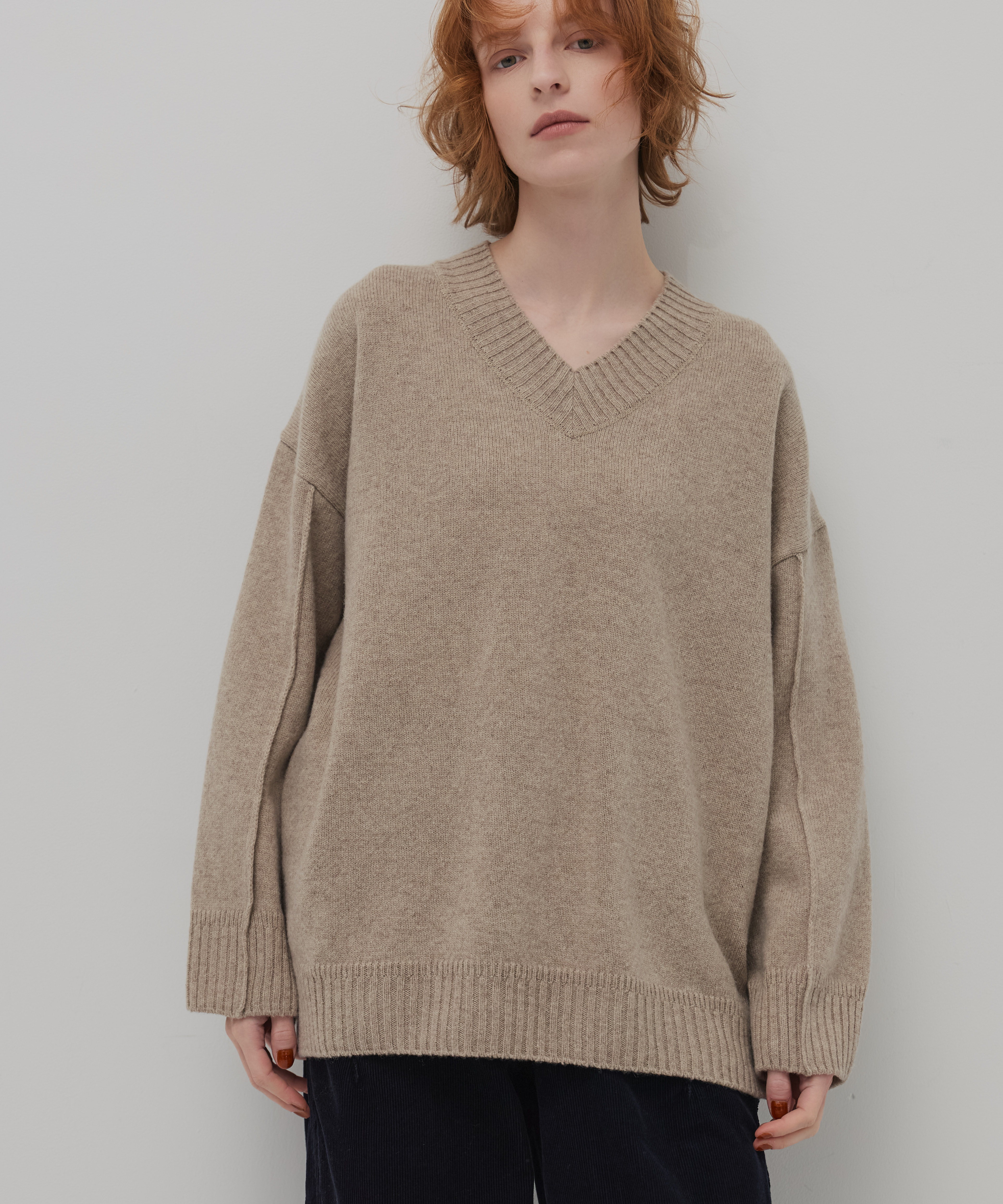 ラムウールVネックニット