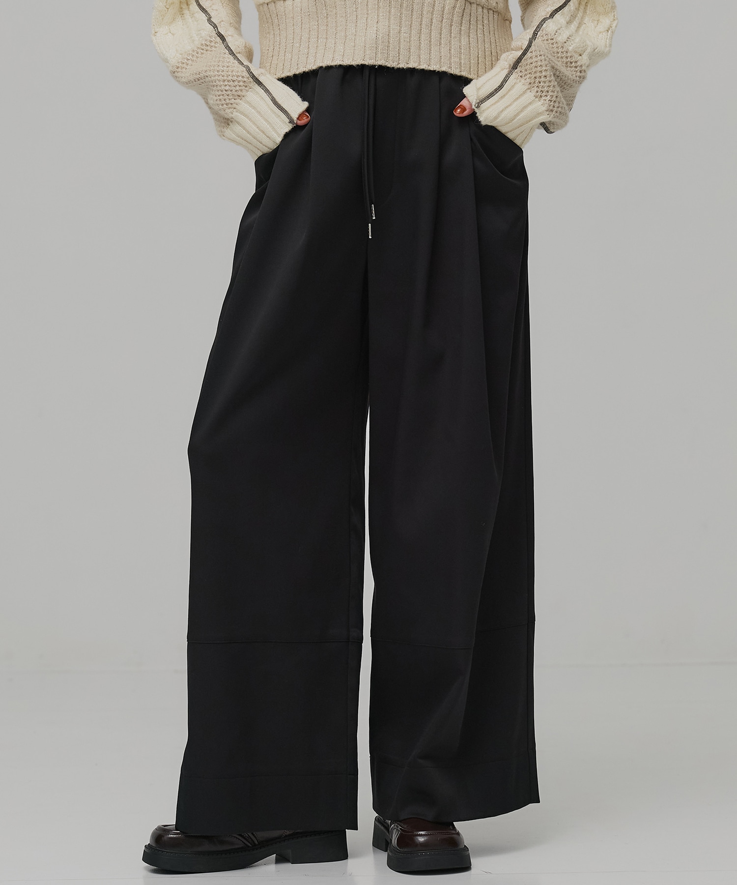 サテンタックイージーパンツ